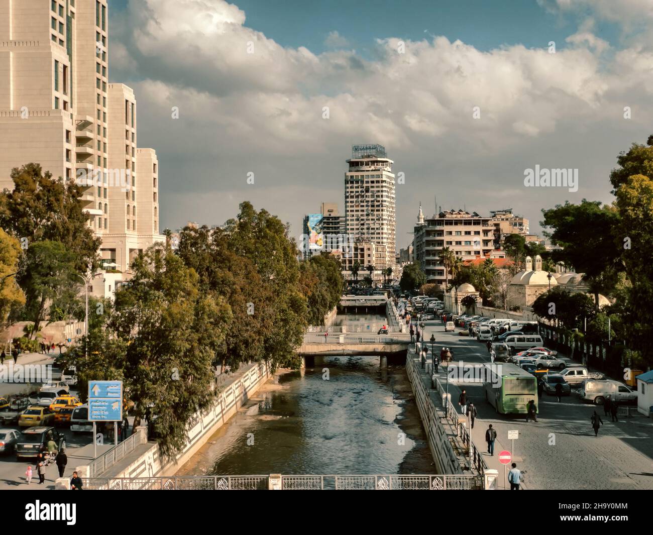DAMASKUS, SYRIEN - 27. Jan 2020: Shukri al-Quwatli Straße im Zentrum von Damaskus neben dem Barada Fluss, syrisches Tourismusministerium. Stockfoto