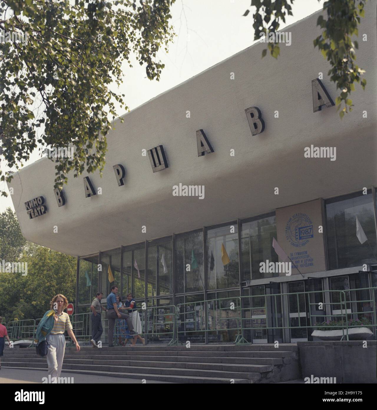 ZSRR, Moskwa 08,1987. Wejœcie do kina Warszawa w stolicy Zwi¹zku Radzieckiego. uu PAP/Grzegorz Rogiñski Dok³adny dzieñ wydarzenia nieustalony. UdSSR, Moskau August 1987. Der Eingang zu den Warszawa-Filmen in der Hauptstadt der Sowjetunion. uu PAP/Grzegorz Roginski Veranstaltungsdatum unbekannt. Stockfoto