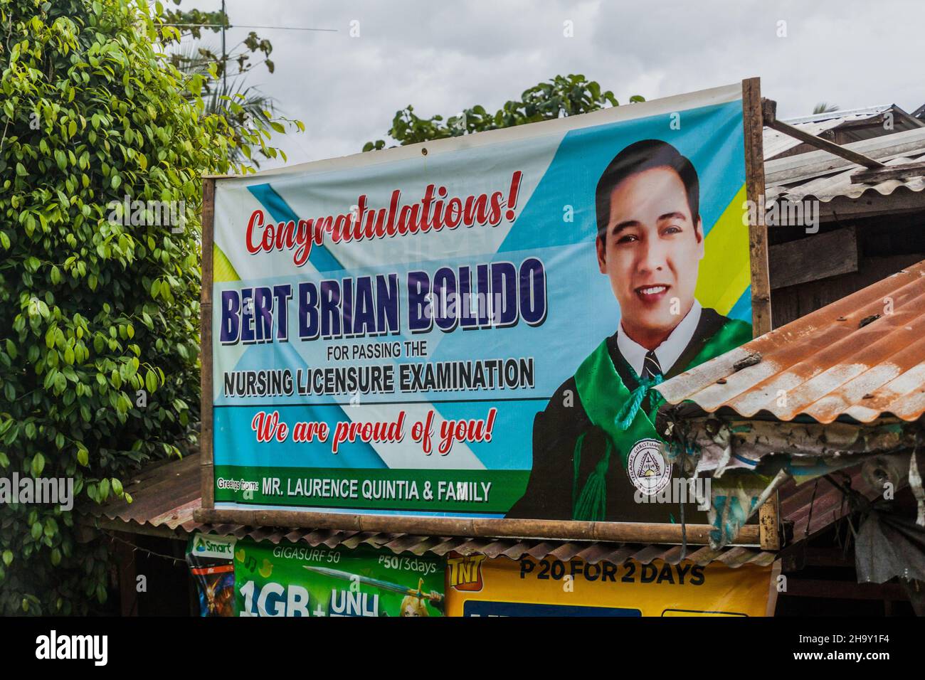 PANAY, PHILIPPINEN - 4. FEBRUAR 2018: Plakat Herzlichen Glückwunsch Bert Brian Bolido für das Bestehen der Krankenpflegeprüfung auf Panay Island, Philipp Stockfoto