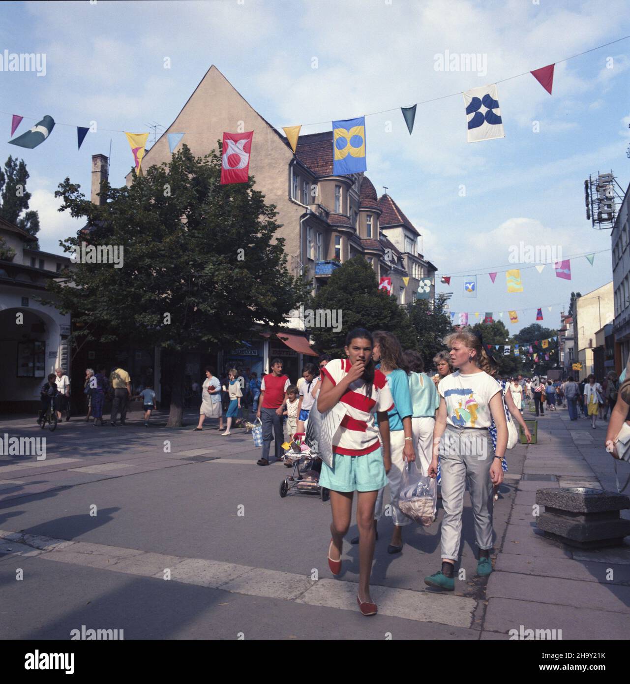 Sopot 08,1987. Ulica Bohaterów Monte Cassino - g³ówny deptak miasta tzw. Monciak. uu PAP/Maciej Musia³ Dok³adny dzieñ wydarzenia nieustalony. Sopot, August 1987. Monte Cassino Heroes Avenue, das Haupteinkaufszentrum in Sopot. uu PAP/Maciej Musial Veranstaltungstag unbekannt Stockfoto