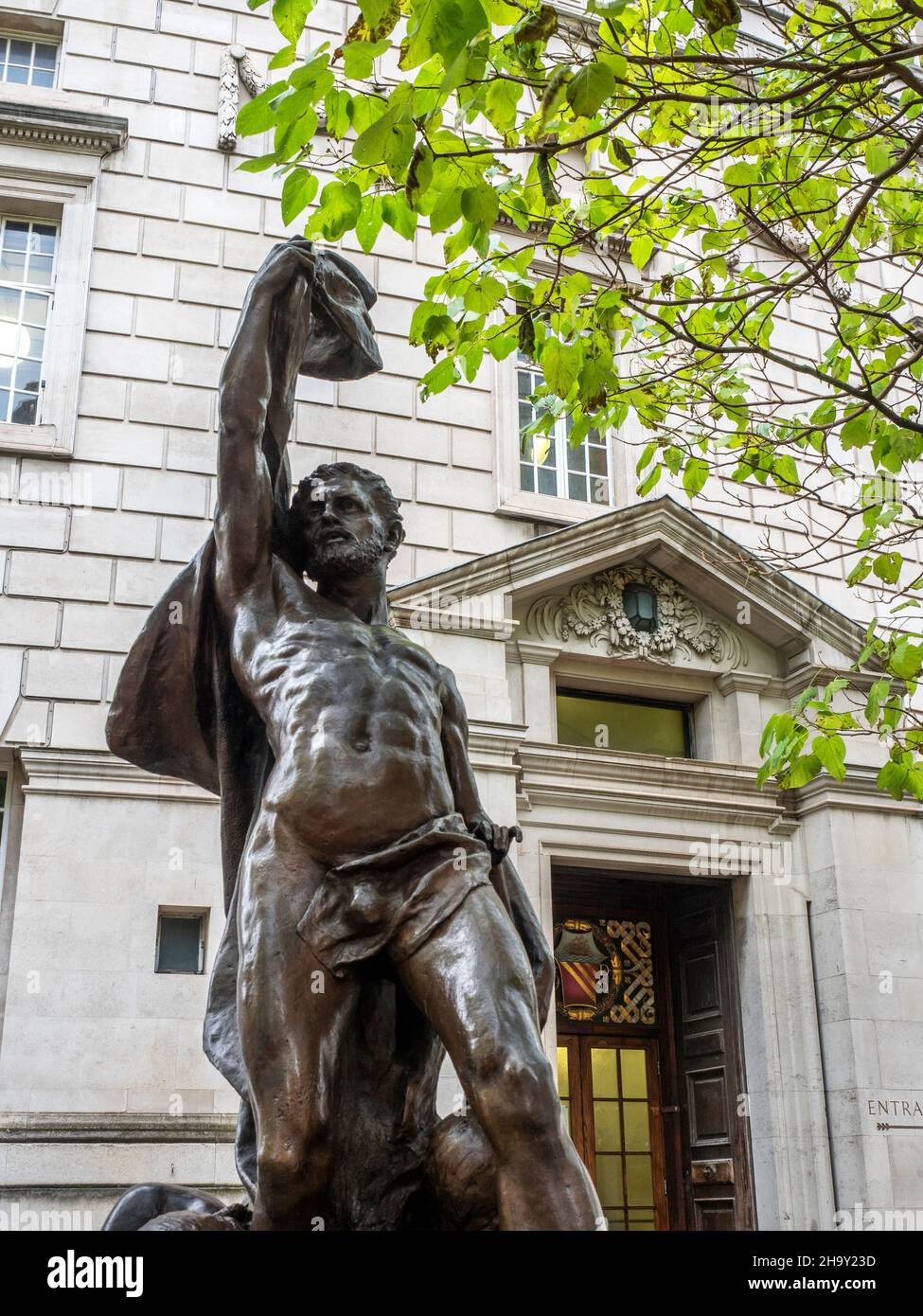 Eine Statue von John Cassidy in der Central Library am St. Peters Square in Manchester Greater Manchester England Stockfoto