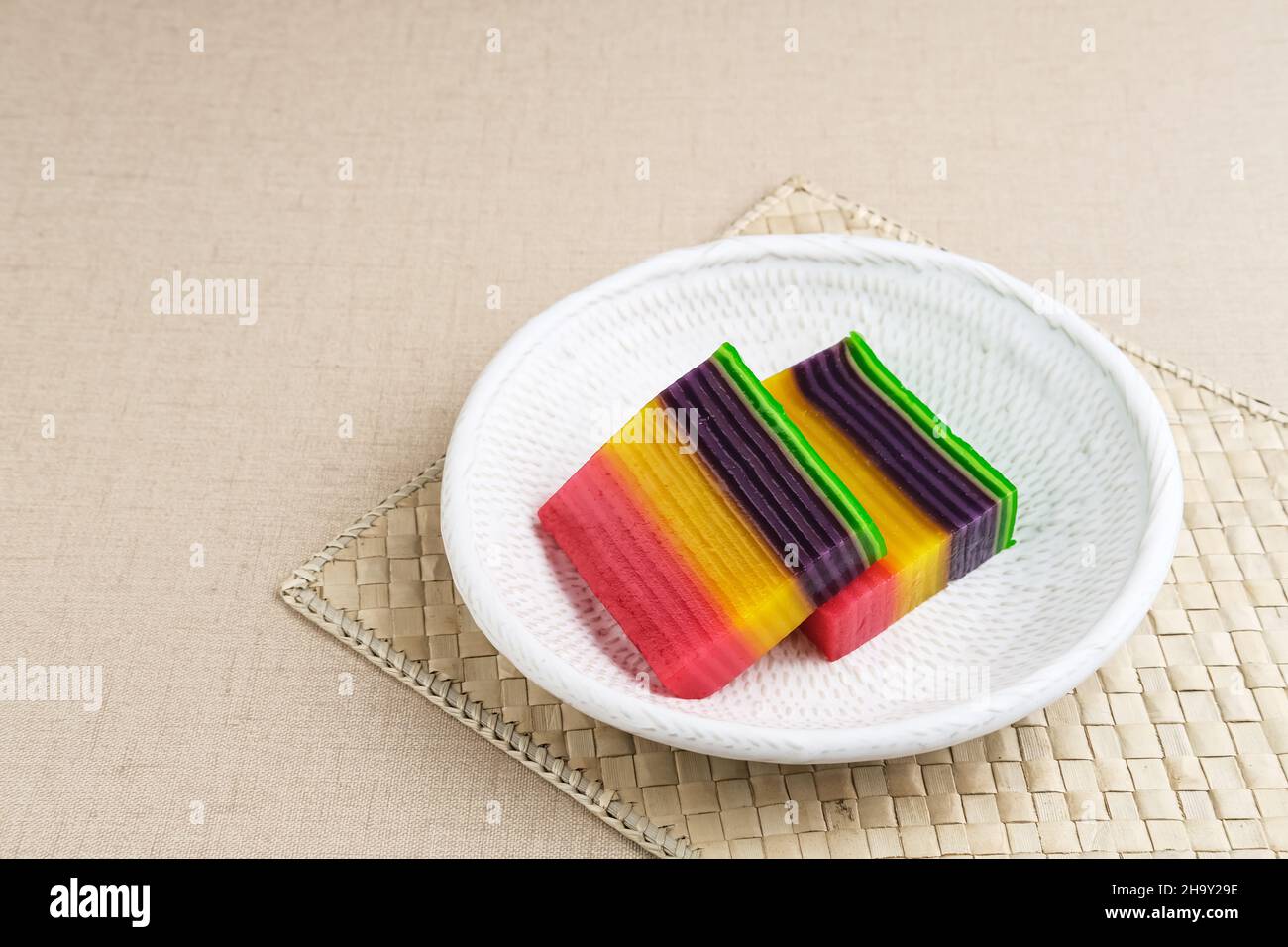 Kue Lapis oder Kue Pepe oder Rainbow Klebstoffkuchen, traditionelles indonesisches Dessert aus Reismehl und Kokosmilch, Schicht für Schicht gedämpft. Stockfoto