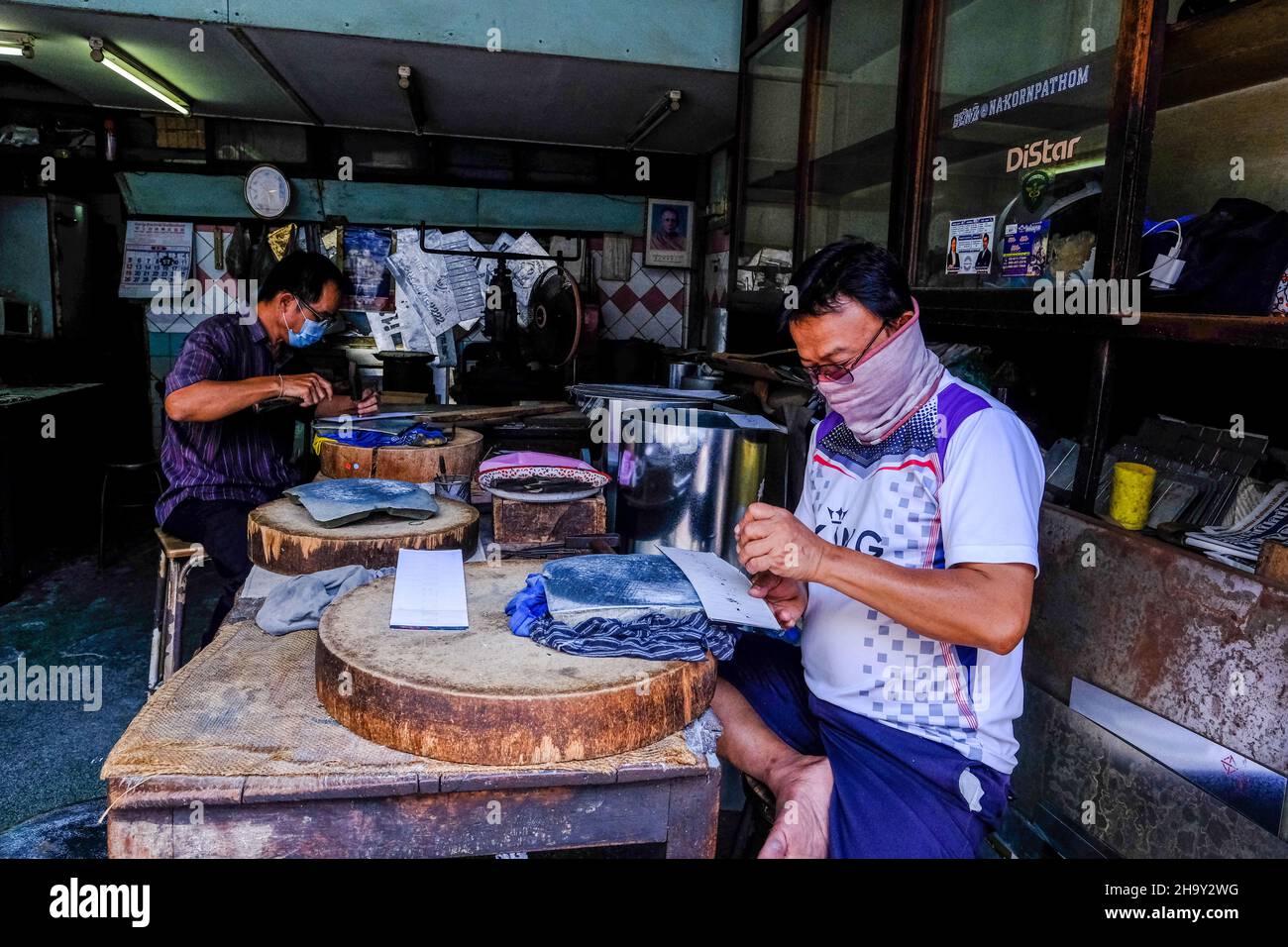 Zwei Männer machen Schablonen aus ihrer Werkstatt in Bangkok, Thailand Stockfoto