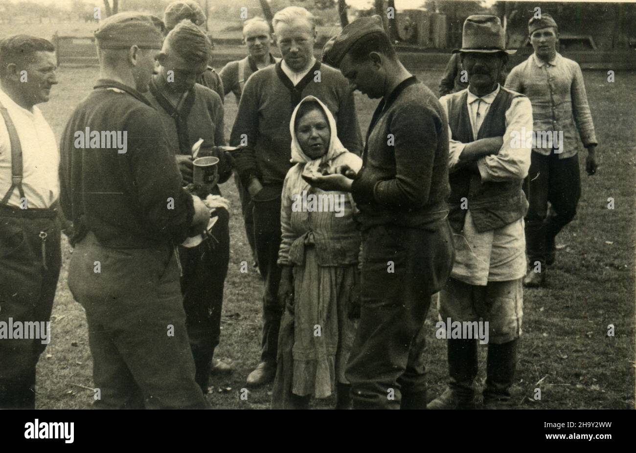 2. Weltkrieg WW2 deutsche Soldaten erobern Polen - Zucow, Polen 09/17/1939 - polnische Bauern Stockfoto