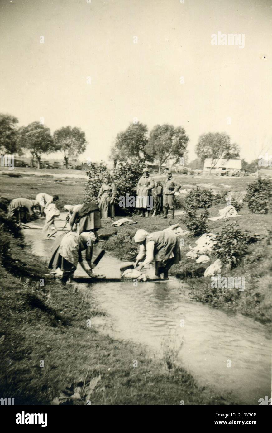 2. Weltkrieg WW2 deutsche Soldaten erobern Polen - Zucow, Polen 09/17/1939 - polnische Bauern bei der Wäscherei Stockfoto