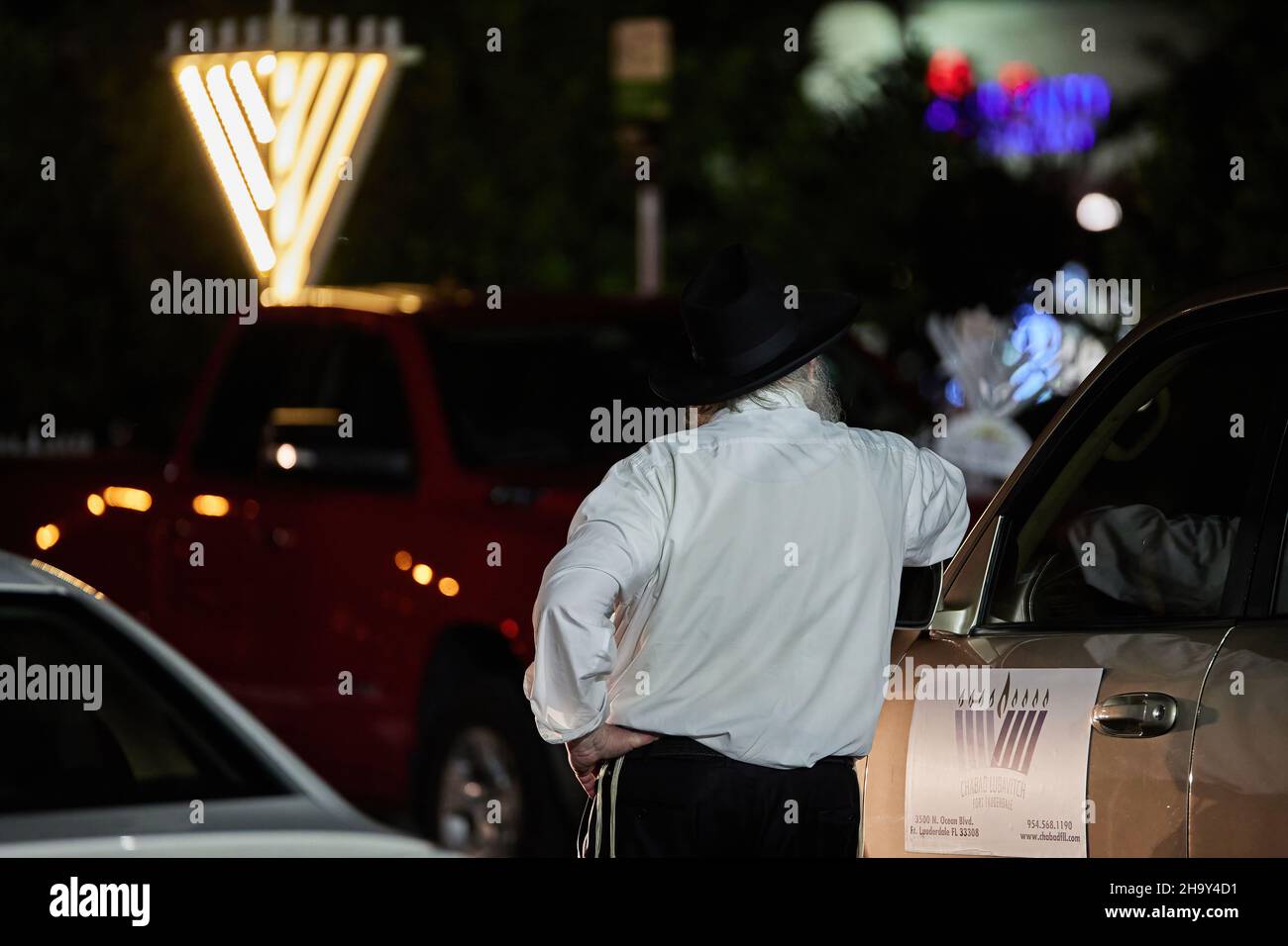 01. Dez. 2021 - Fort Lauderdale, Florida, USA: Große Menorah-Lichtfeier im Jüdischen Zentrum Las Olas Chabad. Jährliche Auto Menorah Parade 2021 Stockfoto