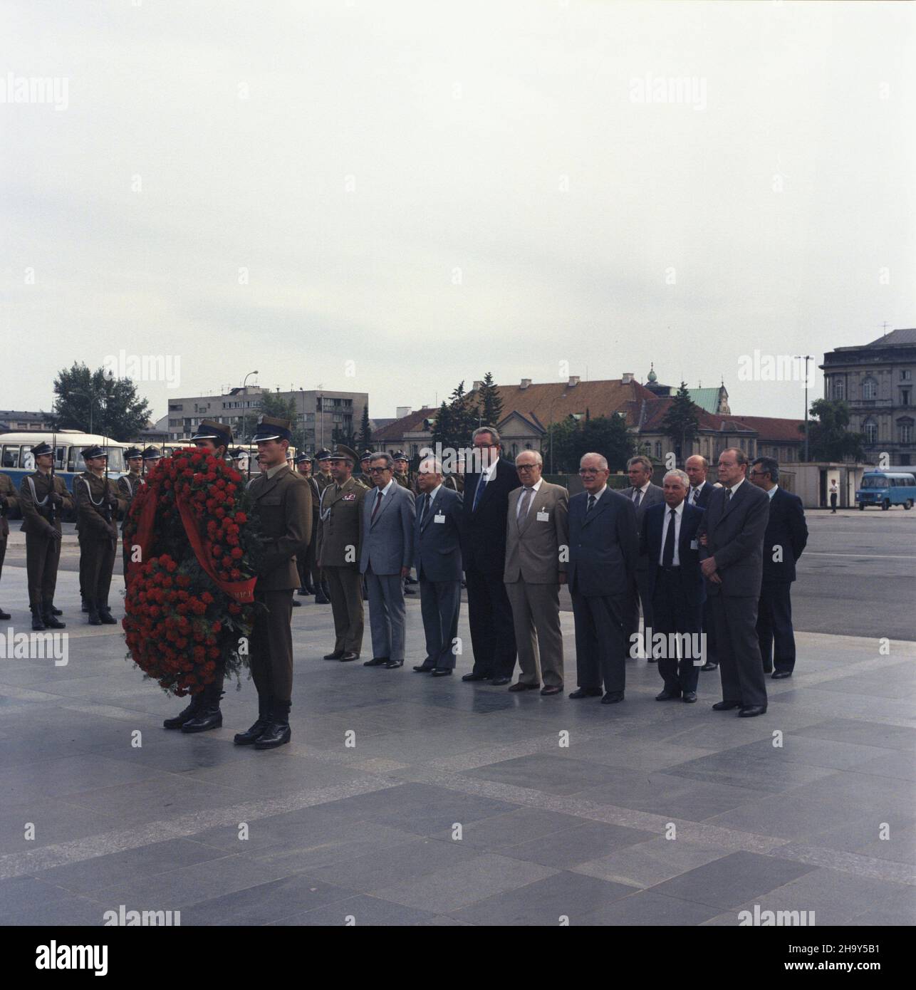 Warszawa 01.07.1987. Spotkanie przewodnicz¹cych parlamentów pañstw stron Uk³adu Warszawskiego, którego gospodarzem by³ marsza³ek Sejmu PRL Roman Malinowski. Sk³adanie wieñca na p³ycie Grobu Nieznanego ¯o³nierza. NZ. w Centralnym rzêdzie m.in.: przewodnicz¹cy Zgromadzenia Ludowego Ludowej Republiki Bu³garii Stanko Todorow (2L), przewodnicz¹cy Rady Zwi¹zku Rady Najwy¿szej Zwi¹zku Socjalistycznych Republik Radzieckich Lew To³kunow (3L), Roman Malinowski (4L), przewodnicz¹cy Izby Ludowej Niemieckiej Republiki 5L Narzenodnej Demokratymann (przewodnicz¹cy) Wêgierskiej Stockfoto