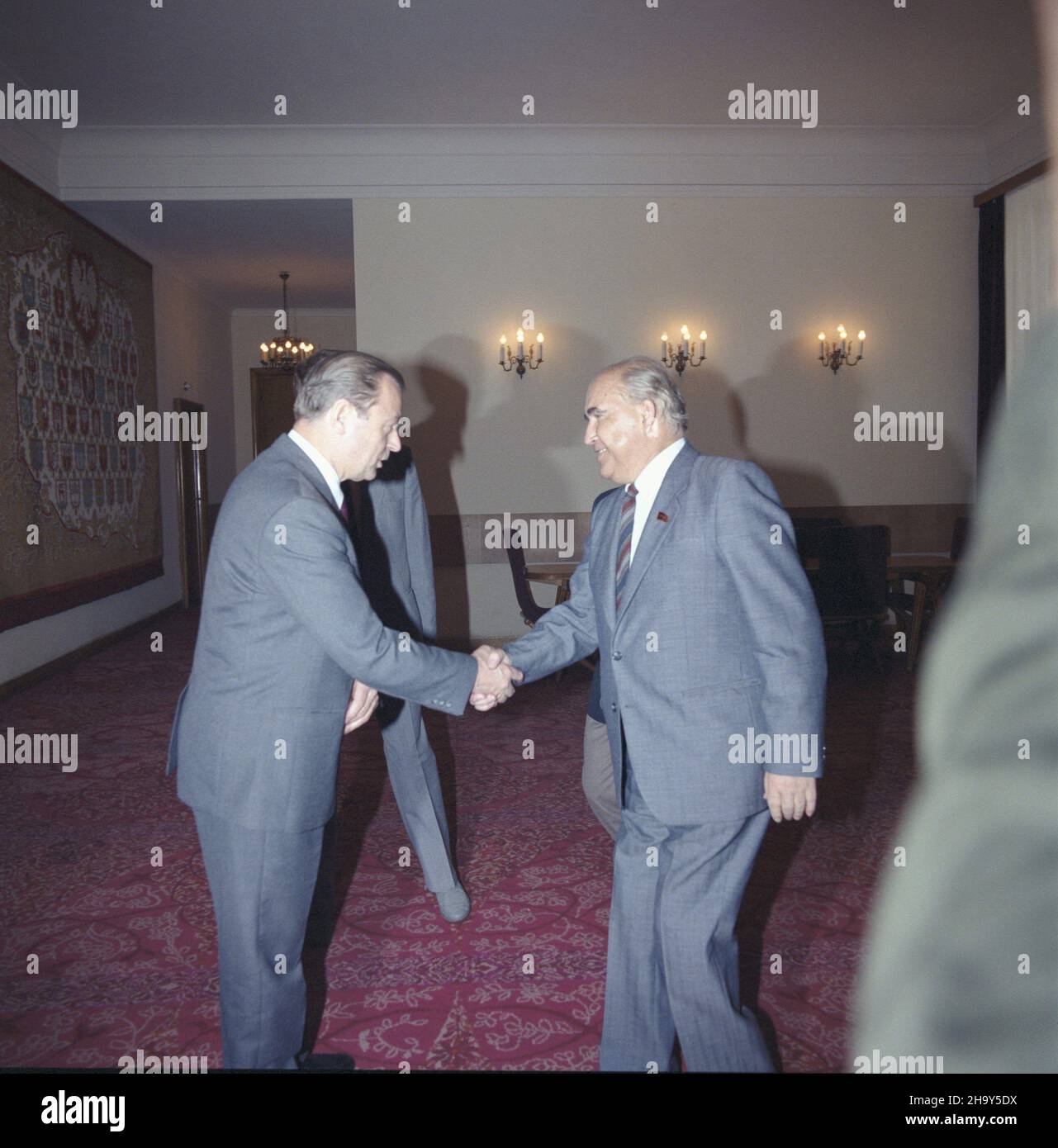 Warszawa 01.07.1987. Spotkanie w Urzêdzie Rady Ministrów premiera PRL Zbigniewa Messnera (L) z obraduj¹cymi w Polsce przewodnicz¹cymi parlamentów pañstw stron Uk³adu Warszawskiego. Z prawej przewodnicz¹cy Rady Zwi¹zku Rady Najwy¿szej Zwi¹zku Socjalistycznych Republik Radzieckich Lew To³kunow. uu PAP/Tadeusz ZagoŸdziñski Warschau, Polen, 01. Juli 1987. Der Vorsitzende des Obersten Rates der Sowjetunion der Sozialistischen Republiken, Lew Tolkunov (R), schüttelt die Hand mit dem polnischen Ministerpräsidenten Zbigniew Messner (L), bevor sich die Mitgliedsstaaten des Warschauer Vertrags im Büro des Premierministers in Warschau treffen. PAP/TADEUSZ Stockfoto