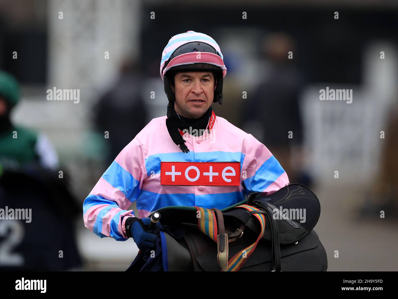 Aktenfoto vom 20-03-2021 von Robert Dunne auf der Rennbahn Uttoxeter. Jockey Robbie Dunne wurde in allen vier Anklagepunkten als Verstoß gegen das Verhalten des Pferderennens ermittelt, nachdem das Disziplinargremium der britischen Horseracing Authority entschieden hatte, dass er seinen Mitfahrer Bryony Frost schikaniert und schikaniert hatte. Ausgabedatum: Donnerstag, 9. Dezember 2021. Stockfoto