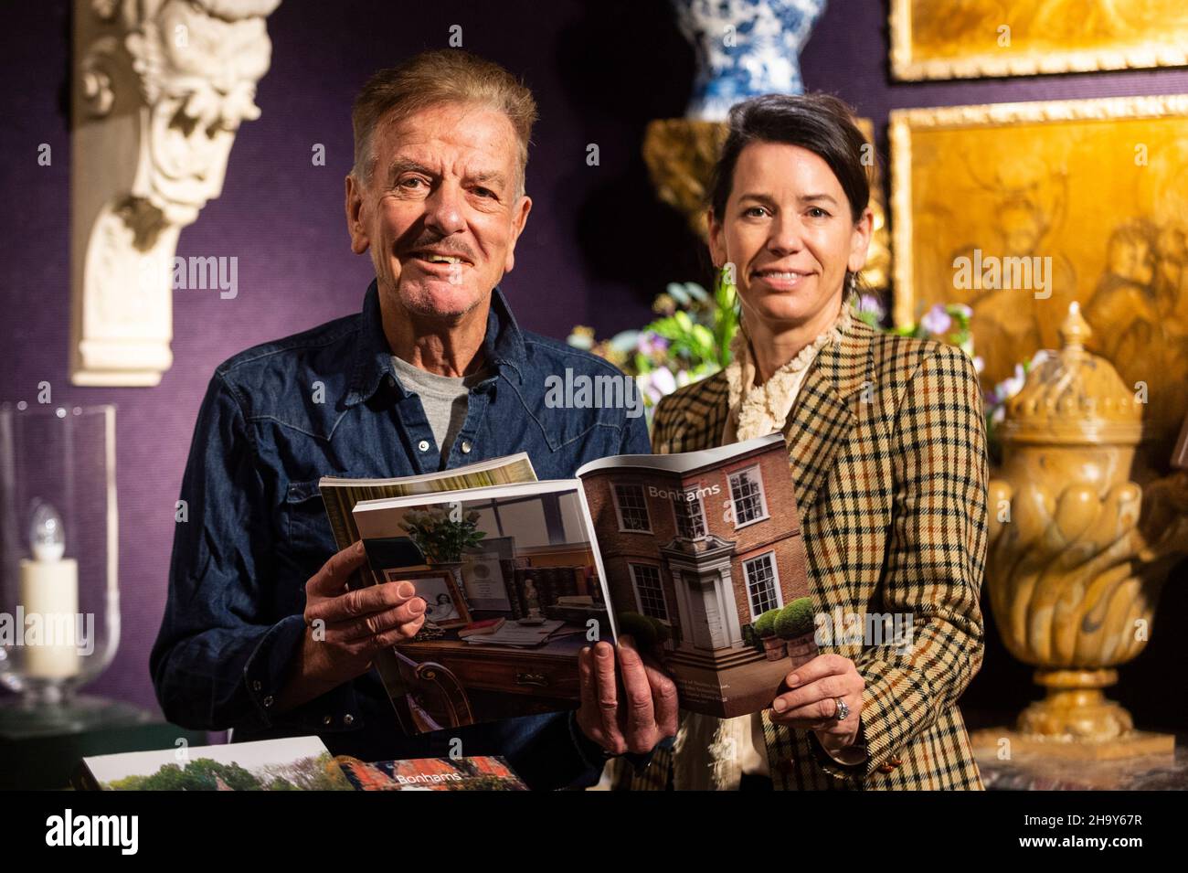 London, Großbritannien. 9. Dezember 2021. Die Innenarchitekten Nicky Haslam (L) und Colette van den Thillart posieren bei einer Fotoausstellung für Collections, einschließlich The Contents of Stanley House, einer Sammlung privater Sammlungen in Bonhams Knightsbridge. Der Verkauf umfasst Kunstwerke aus dem Stanley House, einem Haus aus dem 17th. Jahrhundert, das einst im Besitz von Sir William Hamilton war, dessen aktuelle Innenräume von der Innenarchitektin Nicky Haslam entworfen wurden. Der Verkauf der Kollektionen findet am 14. Dezember statt. Kredit: Stephen Chung / Alamy Live Nachrichten Stockfoto