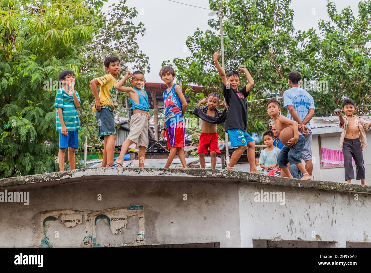 CEBU, PHILIPPINEN - 15. FEBRUAR 2018: Einheimische Kinder auf einem Dach in Cebu, Philippinen Stockfoto