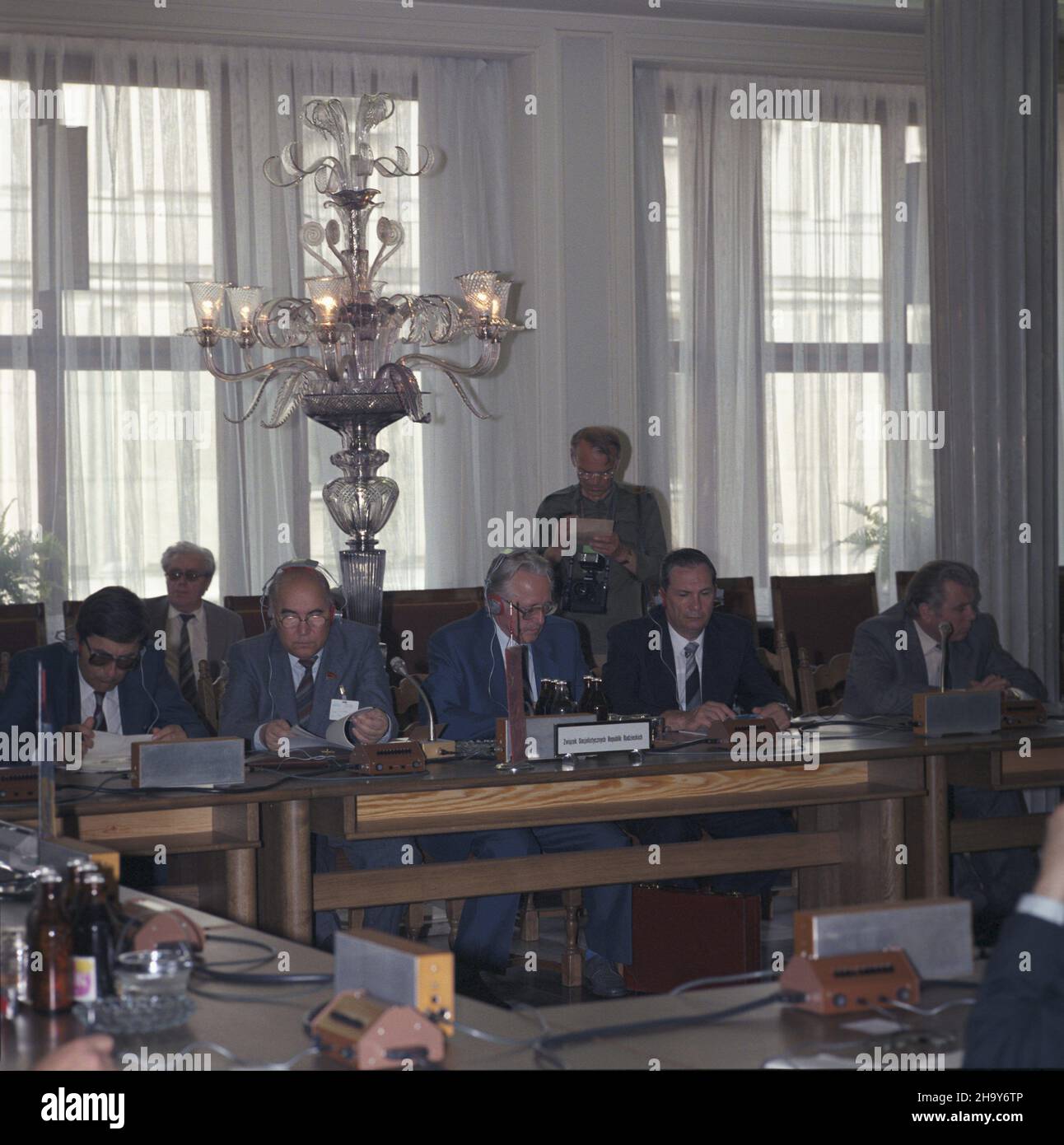 Warszawa 01.07.1987. Obrady przewodnicz¹cych parlamentów pañstw stron Uk³adu Warszawskiego w Sali Kolumbnowej w gmachu Sejmu, których gospodarzem by³ marsza³ek Sejmu PRL Roman Malinowski. NZ. wœród delegatów z ZSRR m.in. przewodnicz¹cy Rady Zwi¹zku Rady Najwy¿szej Zwi¹zku Socjalistycznych Republik Radzieckich Lew To³kunow (2L). uu PAP/Tadeusz ZagoŸdziñski Warschau 1. Juli 1987. Die Präsidenten der Parlamente der Mitgliedsstaaten der Warschauer Vertragsorganisation für Freundschaft, Zusammenarbeit und gegenseitige Unterstützung debattieren im Sejm-Gebäude (Unterhaus des parlaments). Das Treffen wird von Sejm S ausgerichtet Stockfoto