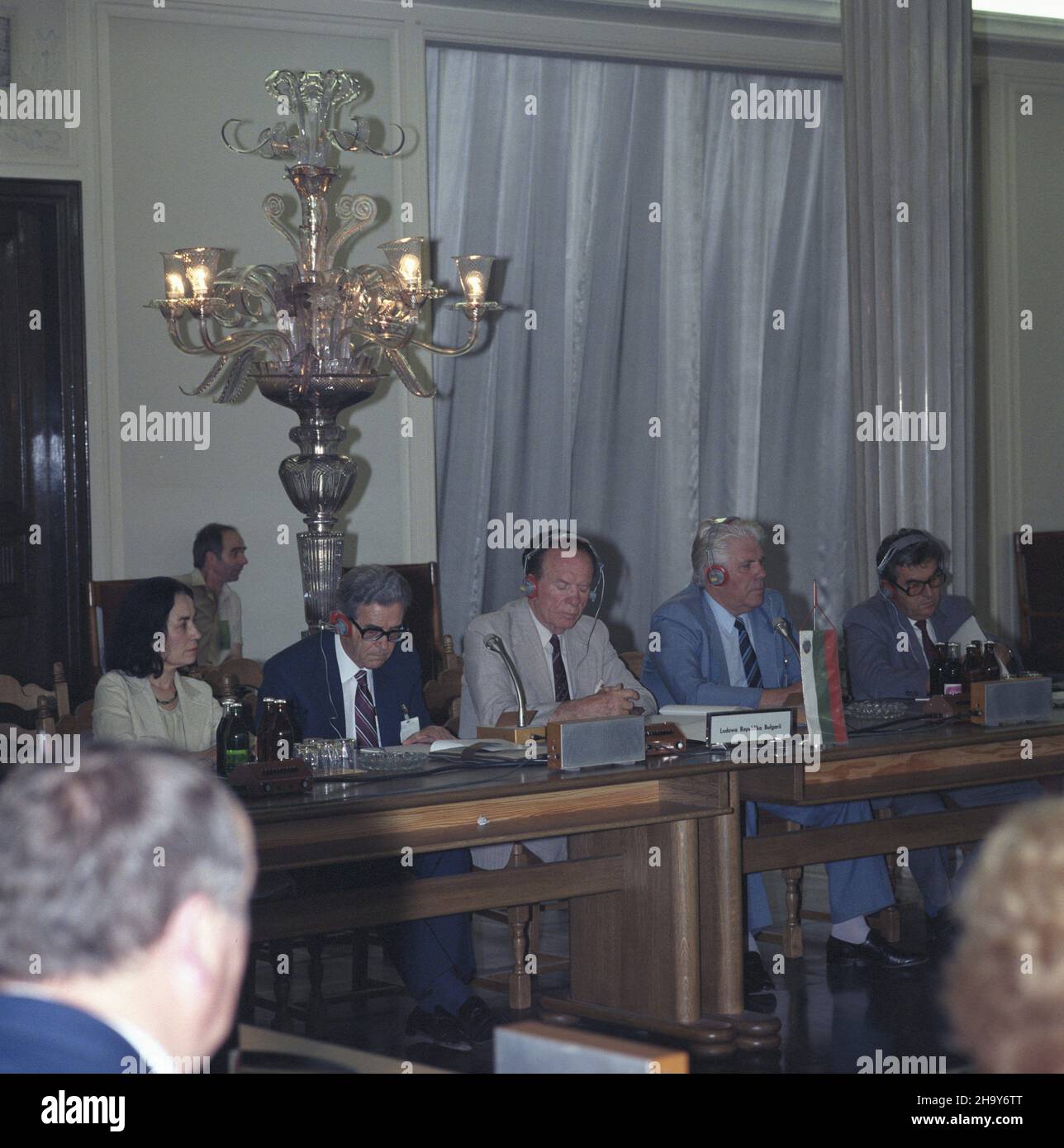 Warszawa 01.07.1987. Obrady przewodnicz¹cych parlamentów pañstw stron Uk³adu Warszawskiego w Sali Kolumbnowej w gmachu Sejmu, których gospodarzem by³ marsza³ek Sejmu PRL Roman Malinowski. NZ. wœród delegatów z Bu³garii m.in. przewodnicz¹cy Zgromadzenia Ludowego Ludowej Republiki Bu³garii Stanko Todorow (2L). uu PAP/Tadeusz ZagoŸdziñski Warschau 1. Juli 1987. Die Präsidenten der Parlamente der Mitgliedsstaaten der Warschauer Vertragsorganisation für Freundschaft, Zusammenarbeit und gegenseitige Unterstützung debattieren im Sejm-Gebäude (Unterhaus des parlaments). Das Treffen wird von dem Sejm-Sprecher Roman Malinows moderiert Stockfoto