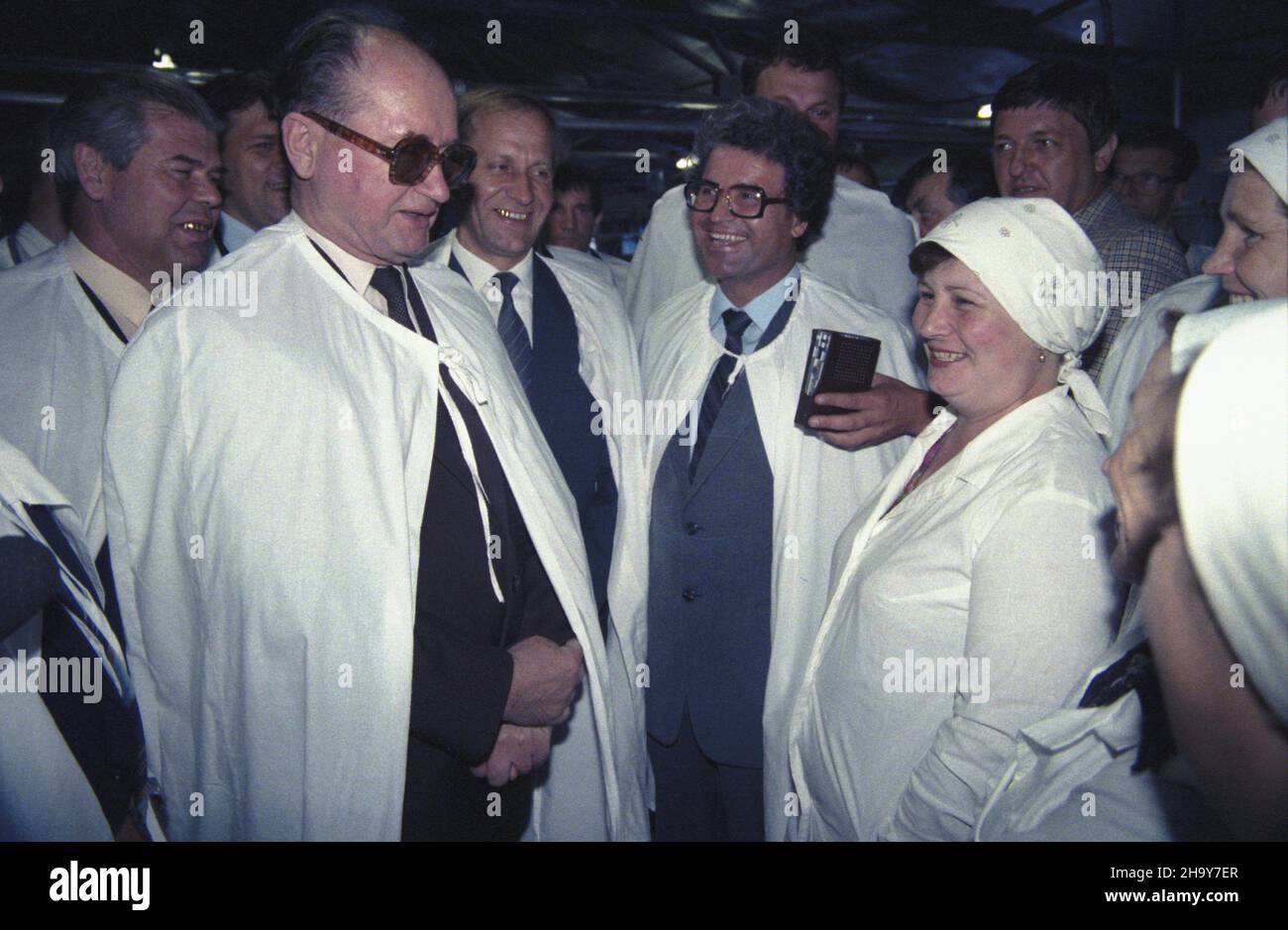 Zwi¹zek Radziecki 27.06.1987. W drodze na oficjaln¹ wizytê w Japonii przewodnicz¹cy Rady Pañstwa PRL Wojciech Jaruzelski (2L) zatrzyma³ siê w Chabarowsku i zwiedzi³ po³o¿ony niedaleko Sowchoz Krasnoreczeñski. uu PAP/Grzegorz Rogiñski Sowjetunion 27. Juni 1987. Auf dem Weg zum offiziellen Besuch in Japan machte der Vorsitzende des Staatsrats der PRL, Wojciech Jaruzelski (2nd links), einen Zwischenstopp in Chabarowsk und besuchte das nahe gelegene Krasnorechensky Sovkhoz. uu PAP/Grzegorz Roginski Stockfoto