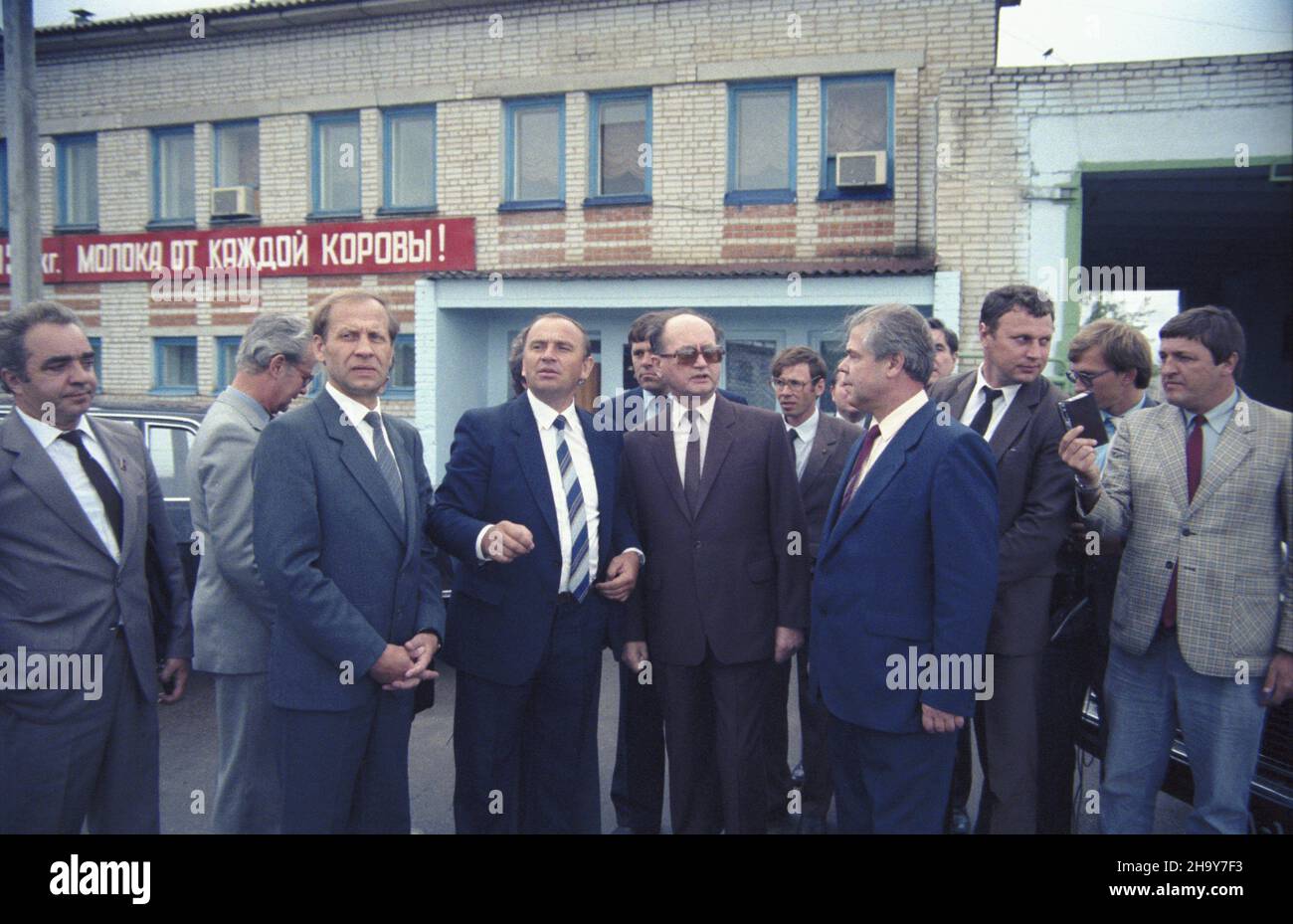 Zwi¹zek Radziecki 27.06.1987. W drodze na oficjaln¹ wizytê w Japonii przewodnicz¹cy Rady Pañstwa PRL Wojciech Jaruzelski (C, w ciemnych okularach) zatrzyma³ siê w Chabarowsku i zwiedzi³ po³o¿ony niedaleko Sowchoz Krasnoreczeñski. uu PAP/Grzegorz Rogiñski Sowjetunion 27. Juni 1987. Auf dem Weg zum offiziellen Besuch in Japan machte der Vorsitzende des Staatsrats der PRL, Wojciech Jaruzelski (Mitte, dunkle Brille), einen Zwischenstopp in Chabarowsk und besuchte das nahe gelegene Krasnorechensky Sovkhoz. uu PAP/Grzegorz Roginski Stockfoto