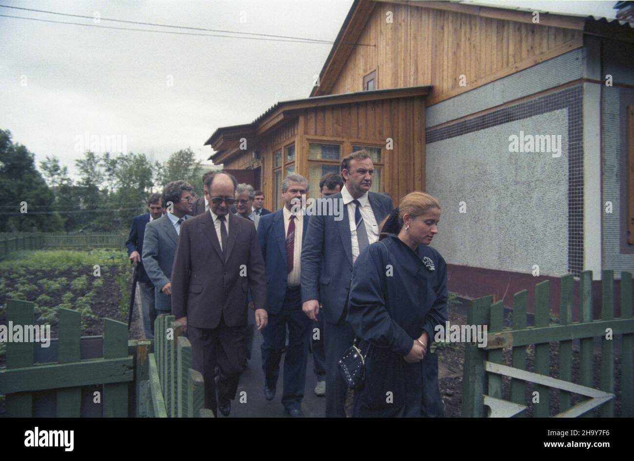 Zwi¹zek Radziecki 27.06.1987. W drodze na oficjaln¹ wizytê w Japonii przewodnicz¹cy Rady Pañstwa PRL Wojciech Jaruzelski (3L) zatrzyma³ siê w Chabarowsku i zwiedzi³ po³o¿ony niedaleko Sowchoz Krasnoreczeñski. Z prawej córka Wojciecha Jaruzelskiego Monika (P). uu PAP/Grzegorz Rogiñski Sowjetunion 27. Juni 1987. Auf dem Weg zum offiziellen Besuch in Japan machte der Vorsitzende des Staatsrats der PRL, Wojciech Jaruzelski (3rd links), einen Zwischenstopp in Chabarowsk und besuchte das nahe gelegene Krasnoretschenski Sowkhoz. Von rechts Jaruzelskis Tochter Monika. uu PAP/Grzegorz Roginski Stockfoto