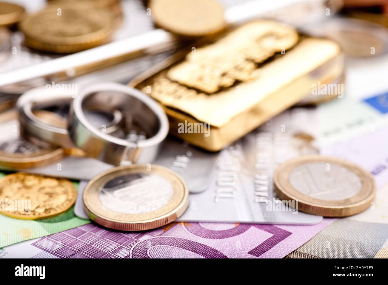 Geld, Gold, Schmuck, Euro, viele, Goldbarren, Investitionen, Kreditkarte, Werte, Optionen, Verschiedene, Wertsachen, Unterschiede, mehrere, ein paar, r Stockfoto