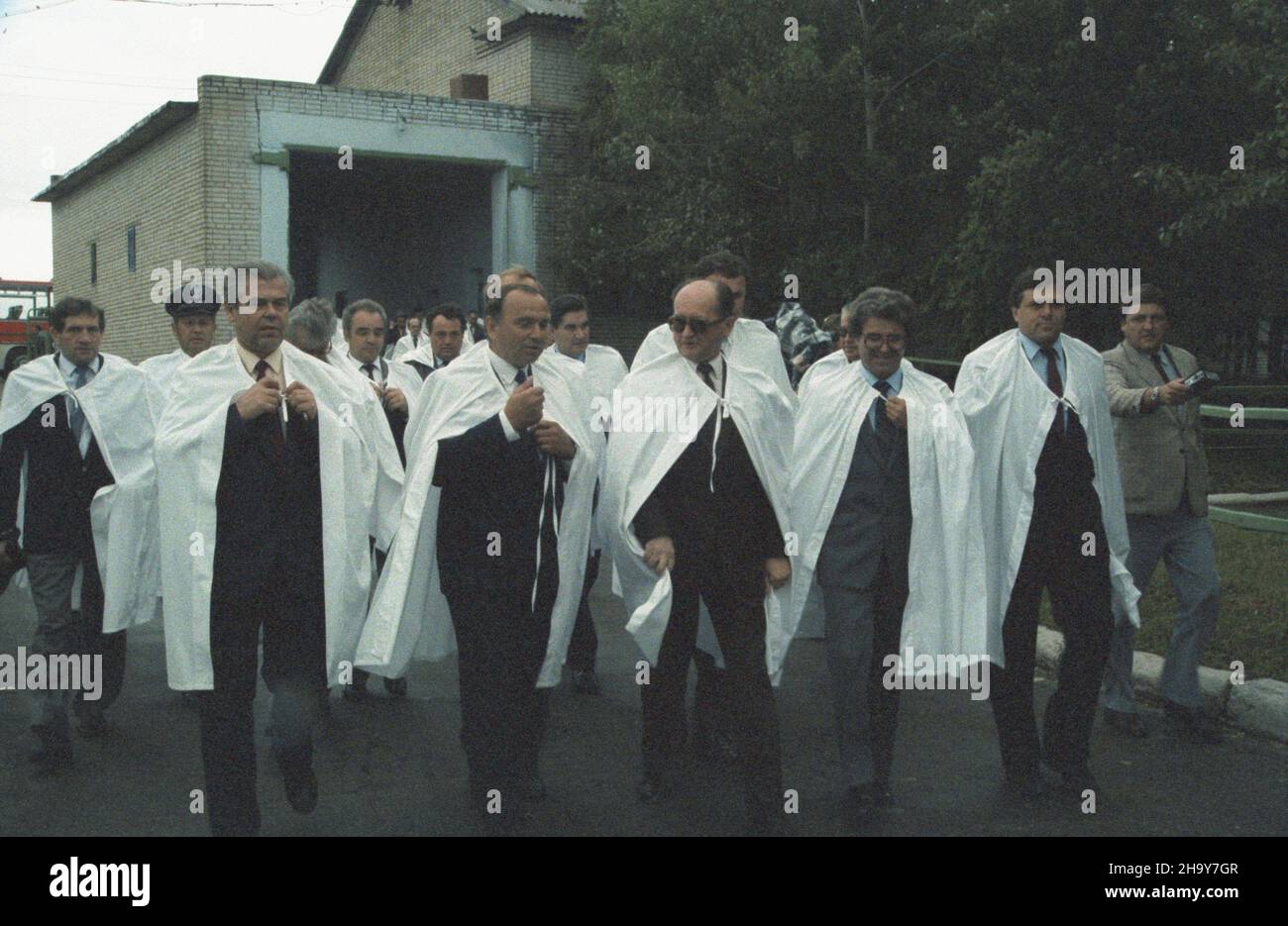 Zwi¹zek Radziecki 27.06.1987. W drodze na oficjaln¹ wizytê w Japonii przewodnicz¹cy Rady Pañstwa PRL Wojciech Jaruzelski (w pierwszym rzêdzie, 3L) zatrzyma³ siê w Chabarowsku i zwiedzi³ po³o¿ony niedaleko Sowchoz Krasnoreczeñski. uu PAP/Grzegorz Rogiñski Sowjetunion 27. Juni 1987. Auf dem Weg zum offiziellen Besuch in Japan machte der Vorsitzende des Staatsrats der PRL, Wojciech Jaruzelski (in der Reihe 1st, 3rd links), einen Zwischenstopp in Chabarowsk und besuchte das nahe gelegene Krasnorechensky Sovkhoz. uu PAP/Grzegorz Roginski Stockfoto