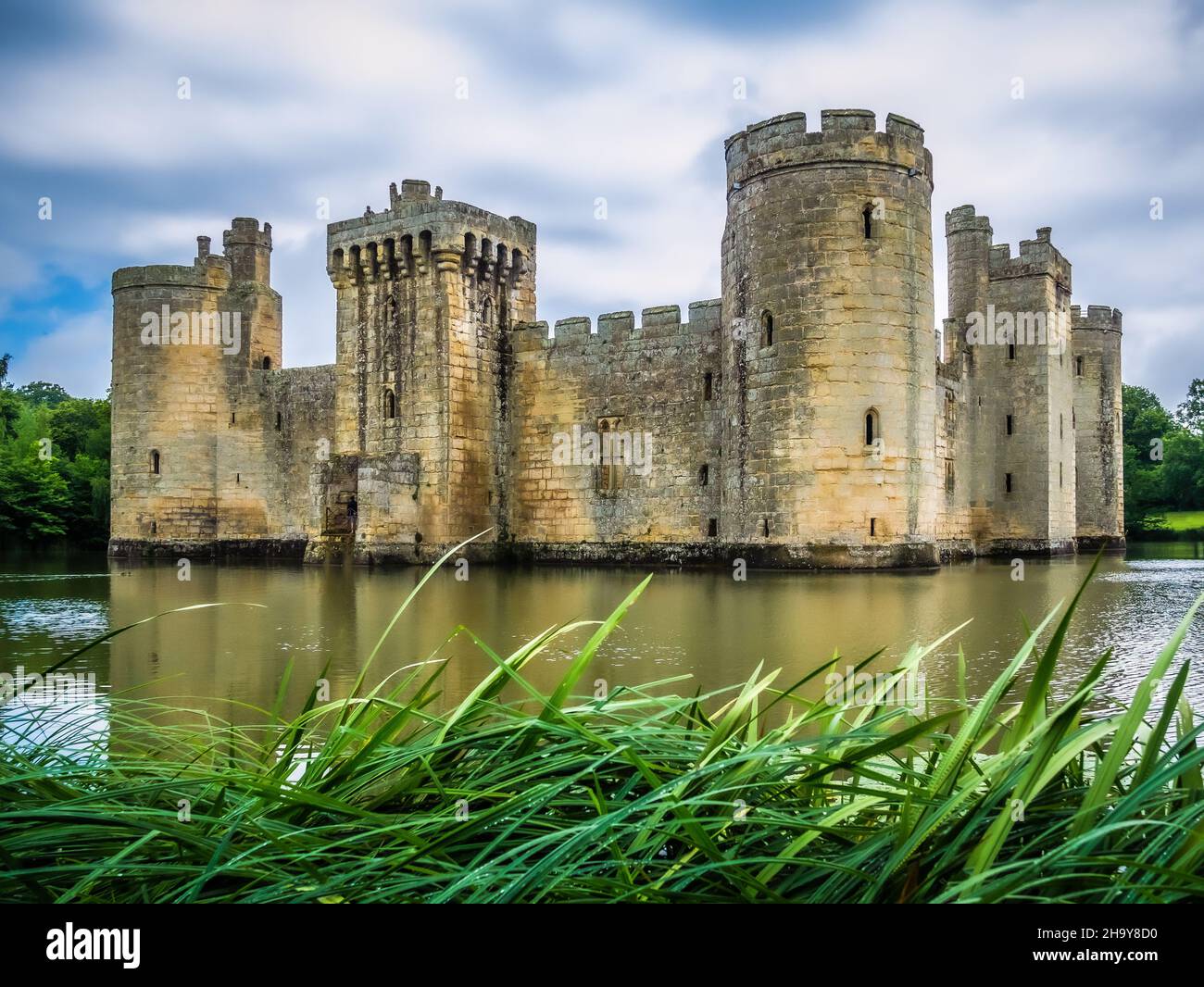 Mittelalterliche Architektur Bodiam-Wasserschloss aus dem 14th. Jahrhundert mit Schilf im Vordergrund, aufgenommen in Robertsbridge East Sussex am 5th. Juli 2015 Stockfoto