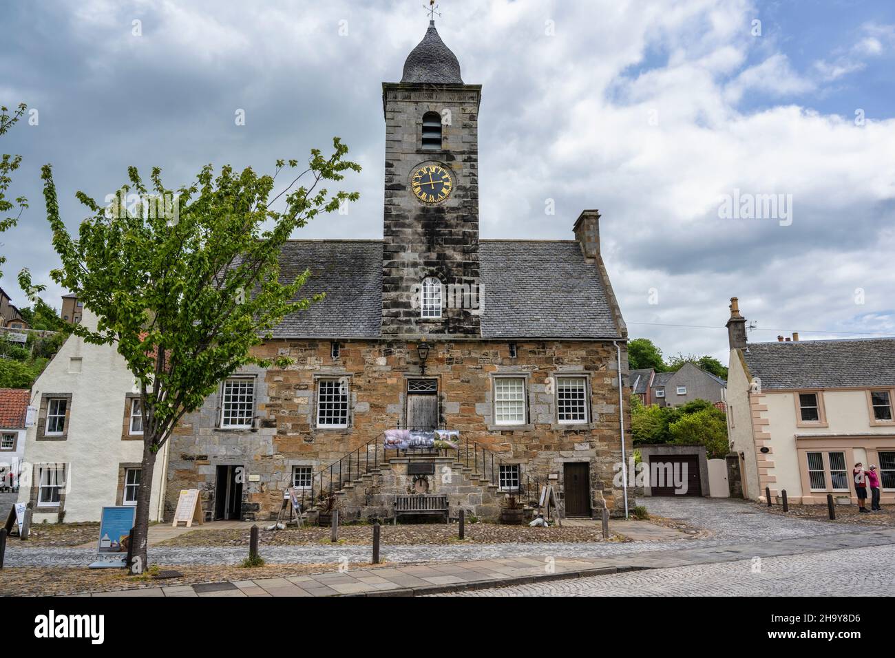 Culross Town House, ehemaliges Gerichtsgebäude und Gefängnis, im historischen Dorf Culross in Fife, Schottland, Großbritannien Stockfoto