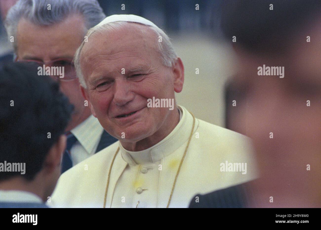 Warszawa 14.06.1987. III pielgrzymka Papier¿a Jana Paw³a II do Polski. Ceremonia po¿egnania Ojca Œwiêtego (nz.) na lotnisku wojskowym Okêcie. uu PAP/Wojciech Kryñski Warschau 14. Juni 1987. Die dritte Pilgerfahrt von Papst Johannes Paul II. Nach Polen. Die Abschiedszeremonie zum Heiligen Vater (im Bild) auf dem Okecie Militärflughafen. uu PAP/Wojciech Krynski Stockfoto