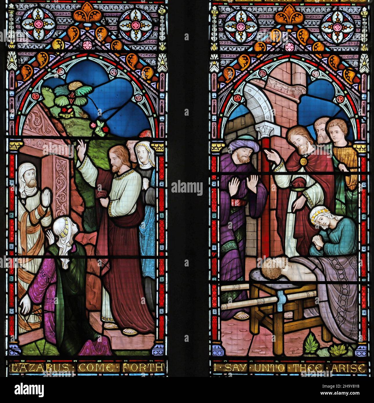 Ein Buntglasfenster von Frederick Preedy, das die Auferweckung von Lazarus und des Sohnes der Witwe von Nain, St. Edmund's Church, Hunstanton, Norfolk, darstellt Stockfoto