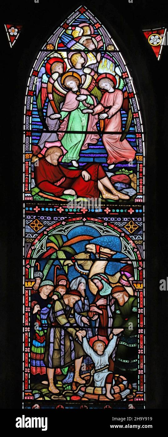 Ein Buntglasfenster, das Joseph aus dem Brunnen gezogen und Jakobs Traum in Bethel, St. Mary's Church, Old Hunstanton, Norfolk darstellt Stockfoto