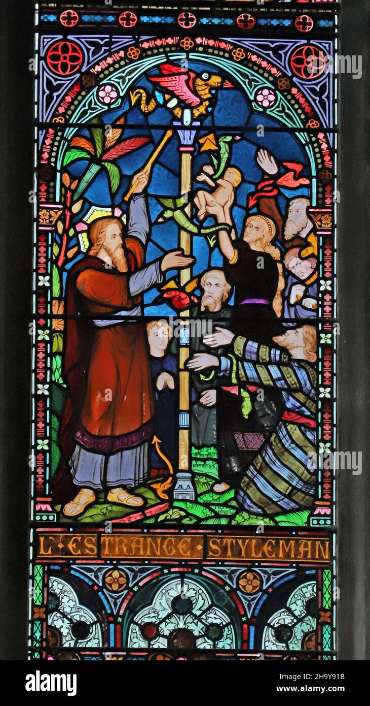 Ein Buntglasfenster von Frederick Preedy, das Moses mit den Schlangen, die St. Mary's Church, Old Hunstanton, Norfolk darstellt Stockfoto