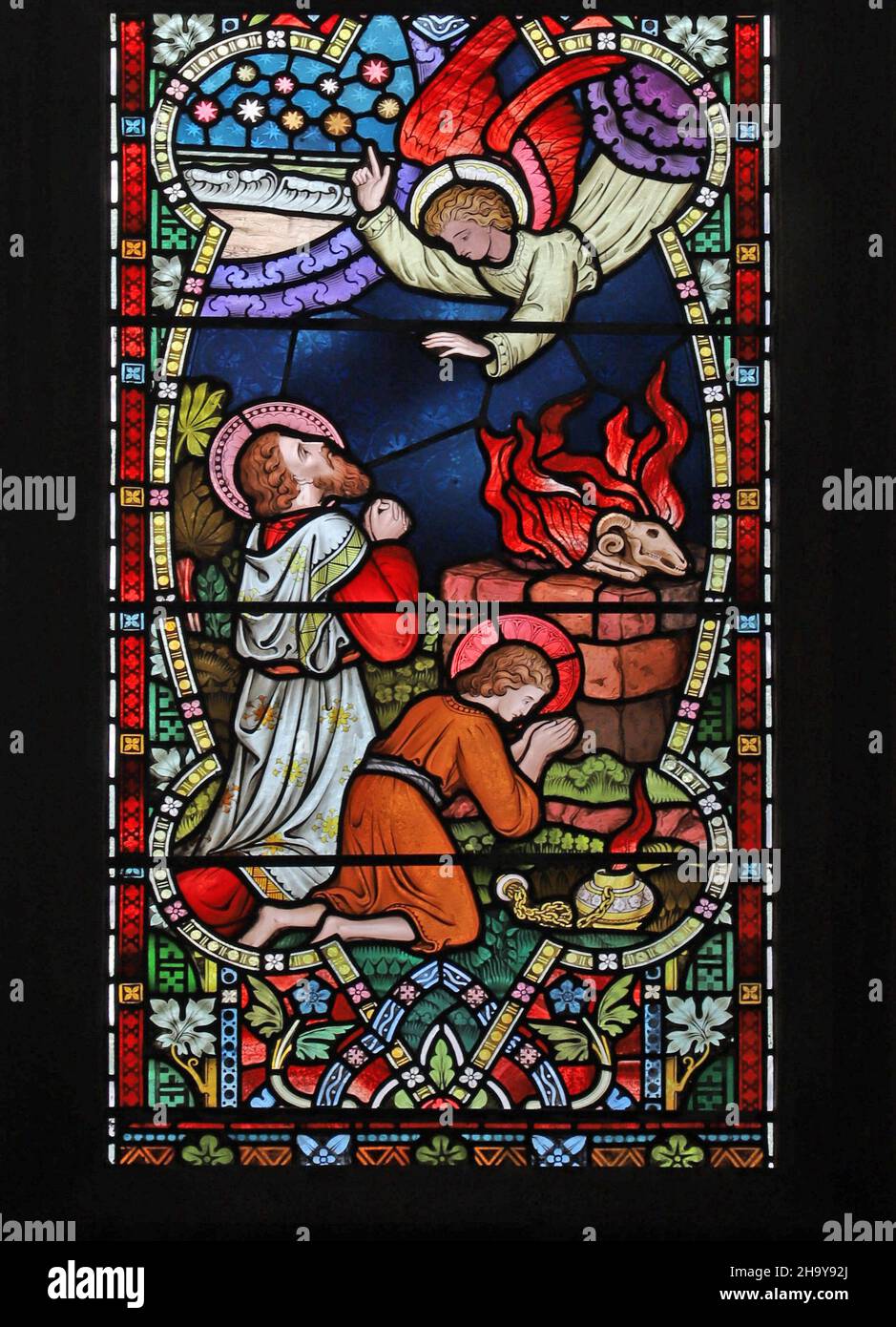Der Engel, ein Buntglasfenster von Frederick Preedy, greift ein, um zu verhindern, dass Abraham Isaak, die St. Mary's Church, Old Hunstanton, Norfolk opfert Stockfoto