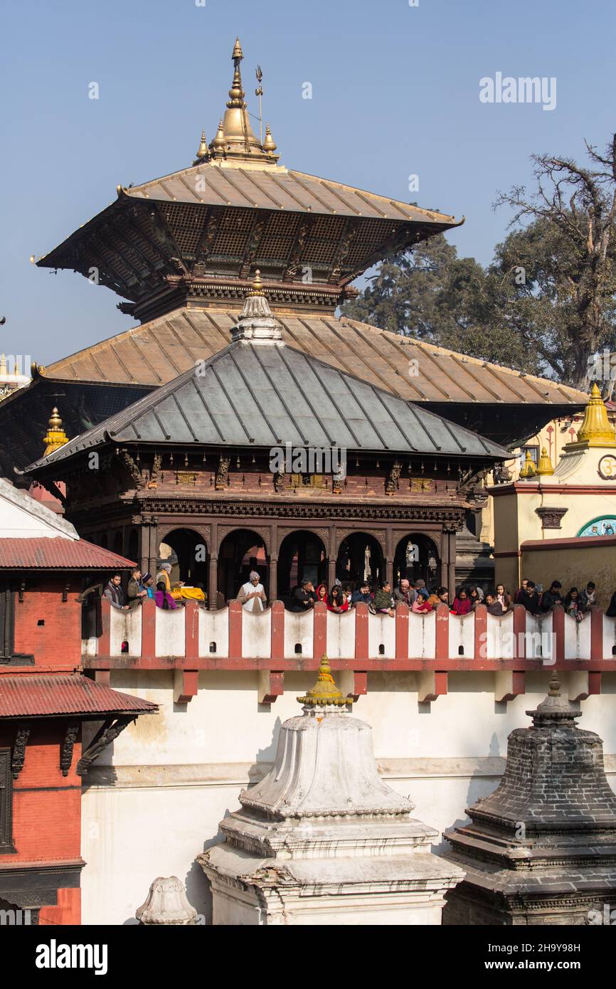 Gläubige warten darauf, den Haupttempel im Hindu-Tempelkomplex Pashupatinath in Kathmandu, Nepal, zu betreten. Stockfoto