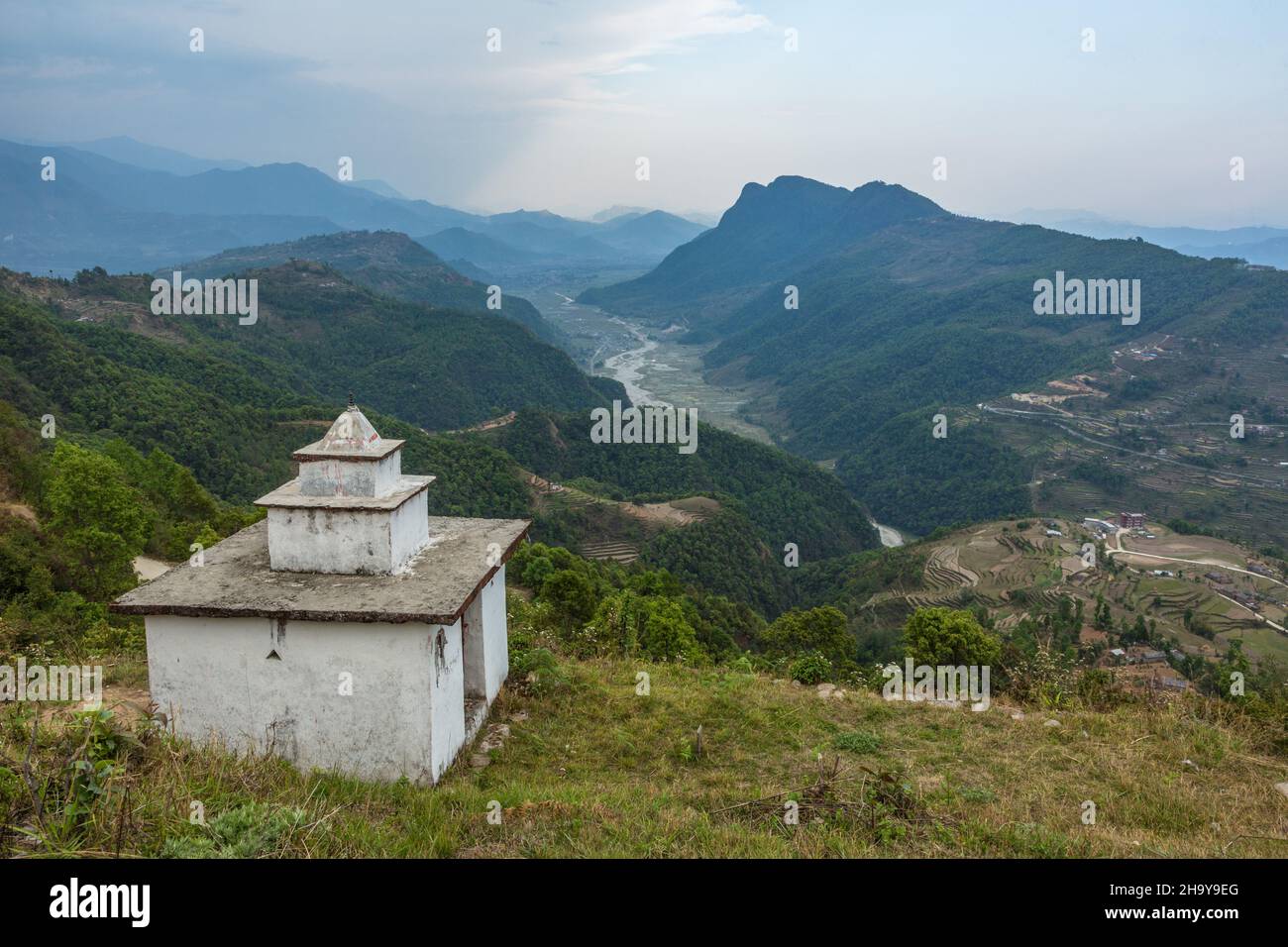 Eine Stupa in der Nähe des Himalaya-Vorgebirgsdorfes Dhampus mit Blick auf das Seti Gendaki River Valley und den Sarangkot-Hügel in der Nähe von Pokhara, Nepal. Stockfoto