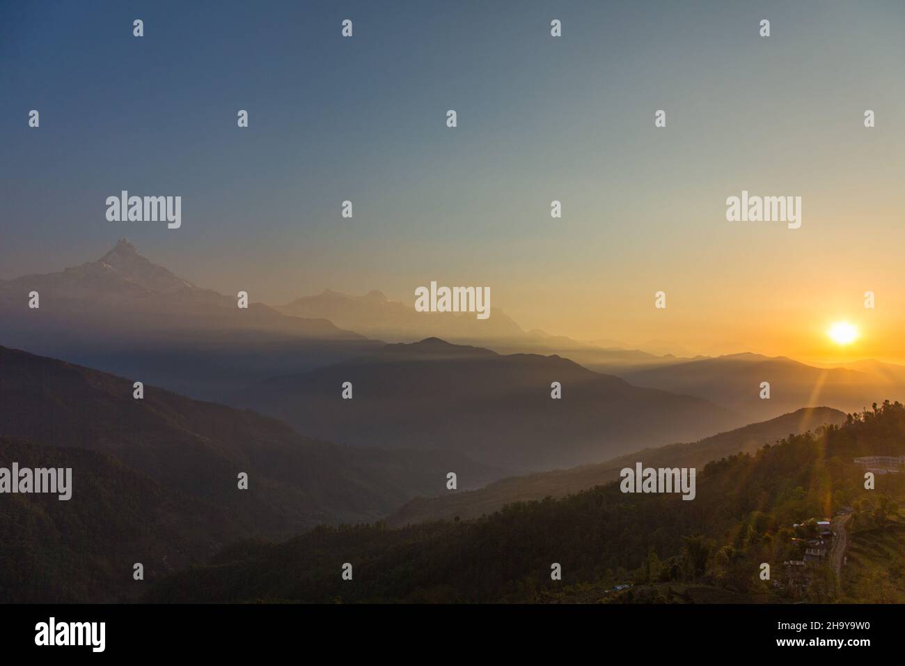 Sonnenaufgang in Dhampus, Nepal, mit Machhapuchare, Annapurna IV, Annapurna II und Lamjung Himal von links nach rechts. Stockfoto