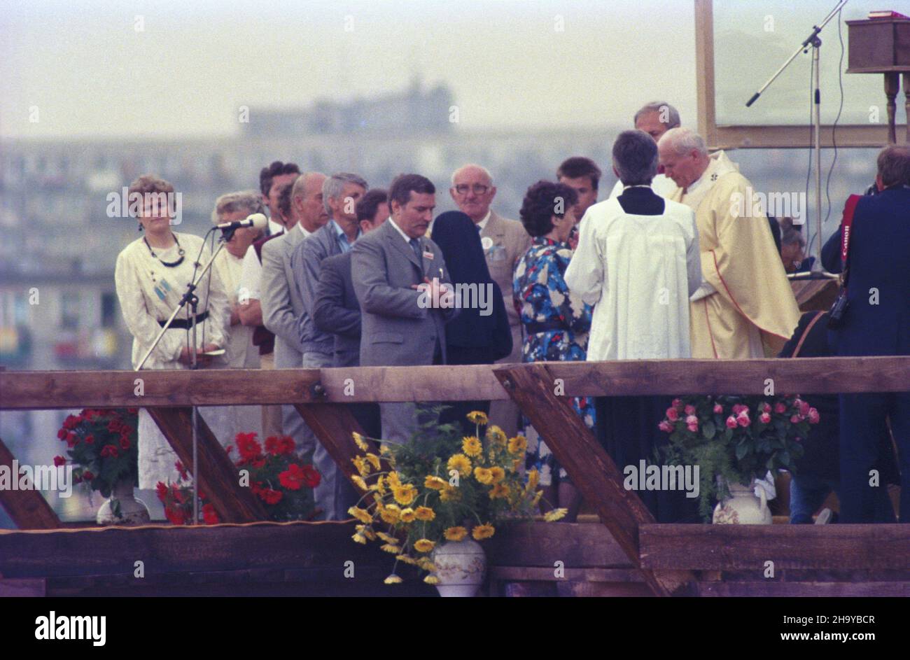 Gdañsk 12.06.1987. III pielgrzymka Papier¿a Jana Paw³a II do Polski. Msza œwiêta odprawiana przez Ojca Œwiêtego dla przedstawicieli œwiata pracy Trójmiasta i ca³ej Polski na placu w dzielnicy Zaspa. Nz. Danuta Wa³êsa przyjmuje komuniê œwiêt¹ z r¹k Jana Paw³a II, centralnie dzia³acz Solidaroœci Lech Wa³êsa. uu PAP/Jerzy Ochoñski Danzig, 12. Juni 1987. Papst Johannes Paul II. Auf seiner dritten Pilgerreise nach Polen. Der Papst feiert eine Heilige Messe für die Arbeiter der Dreistadt Danzig, Gdynia und Sopot und des gesamten Polens im Bezirk Zaspa. Im Bild: Der Papst gibt Danuta Walesa, in, die Kommunion Stockfoto