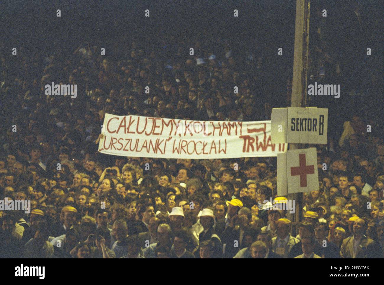 Czêstochowa 12.06.1987. III pielgrzymka Papier¿a Jana Paw³a II do Polski. NZ. t³umy wiernych s³uchaj¹ przemówienia Ojca Œwiêtego po Apelu Jasnogórskim U podnó¿a sanktuarium Matki Bo¿ej na Jasnej Górze. uu PAP/Tadeusz ZagoŸdziñski Czestochowa 12. Juni 1987. Die Pilgerfahrt von Papst Johannes Paul II. Nach Polen im Jahr 3rd. Im Bild: Nach dem Jasna-Gora-Appell am Fuße des Heiligtums der Muttergottes in Jasna Gora hören viele Menschen die Ansprache des Heiligen Vaters. uu PAP/Tadeusz ZagoŸdziñski Stockfoto