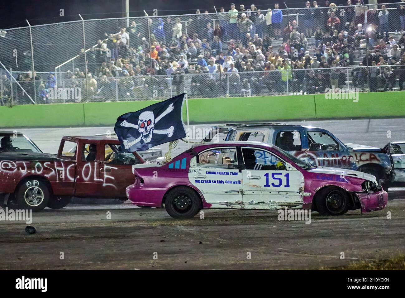 38 Runde Enduro. Motorräder. Monster Truck. Van Derby. Burnout. Skid-Car-Rennen. Fahnenmast-Rennen. Abbildung 8 Busrennen. Tour of Destruction 2021 Stockfoto