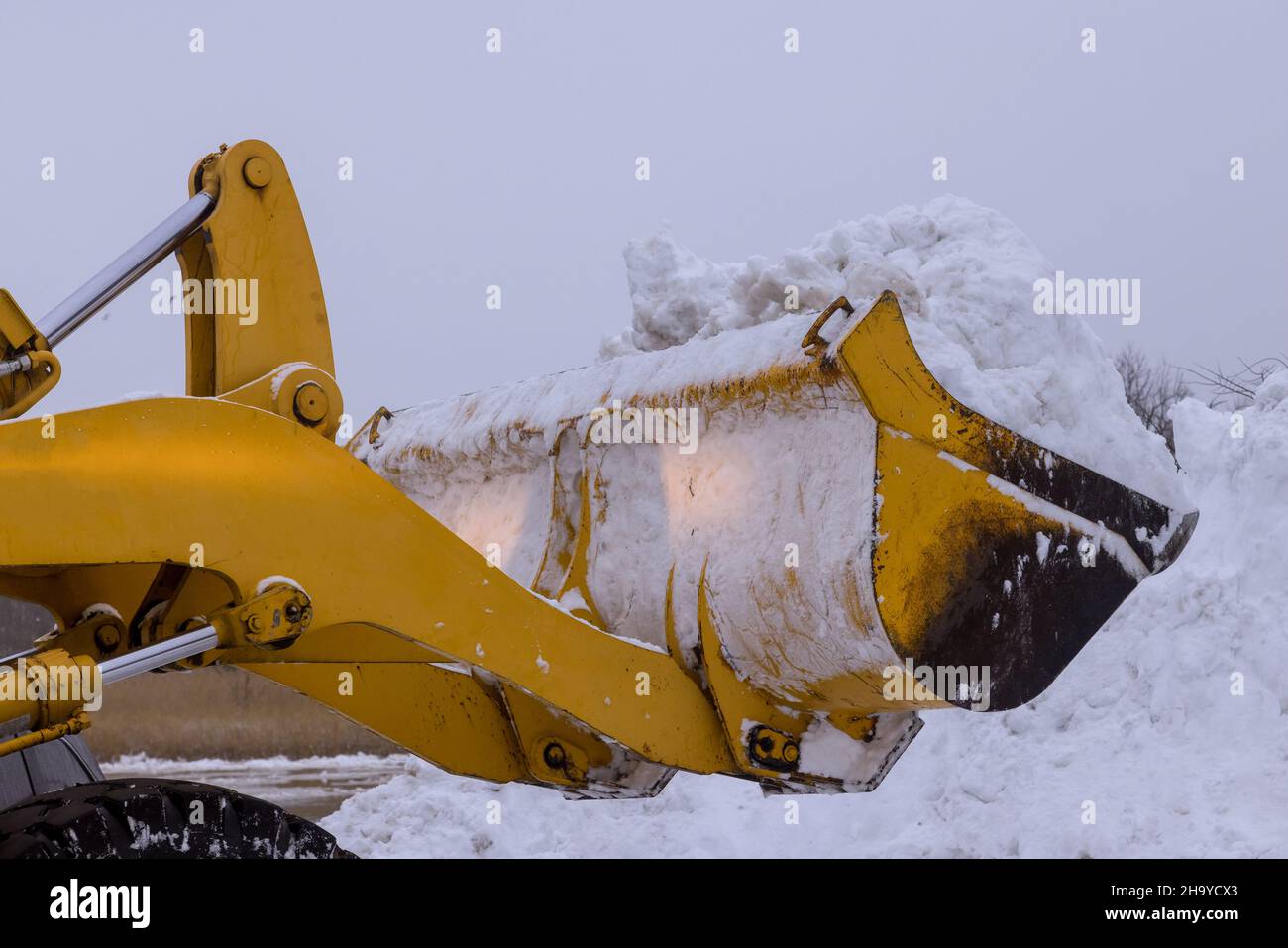 Winter Service LKW von Schnee Clearing Straßenwartung in nach starkem Schneefall Stockfoto