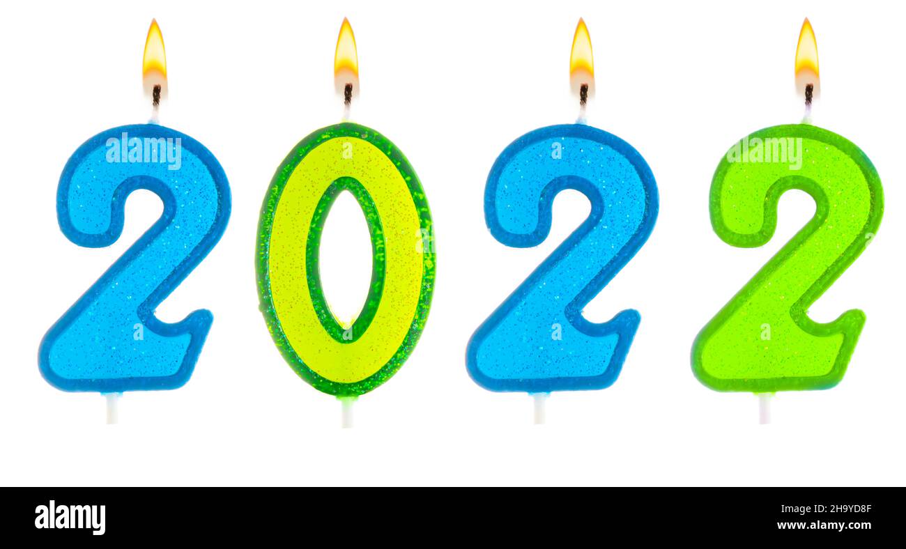 2022 Frohes neues Jahr brennende Partykerzen isoliert auf Weiß. Stockfoto