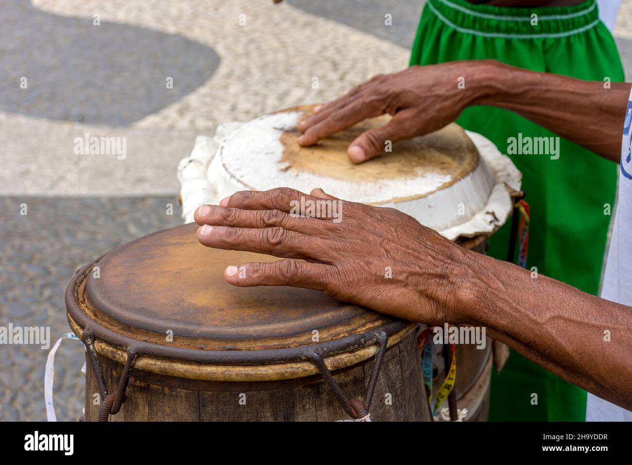 Perkussionist, der während einer afro-brasilianischen Kulturveranstaltung in Pelourinhoauf der Stadt Salvador, Bahia, einen rudimentären Atabaken spielt Stockfoto