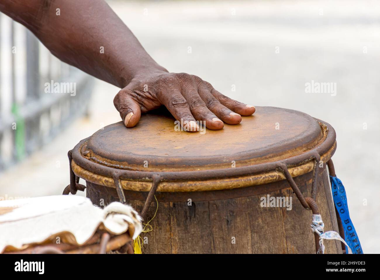 Percussionist, der während des afro-brasilianischen Capoeira-Kampfes in Pelourinhour in Salvador, Bahia, einen rudimentären Atabaken spielt Stockfoto