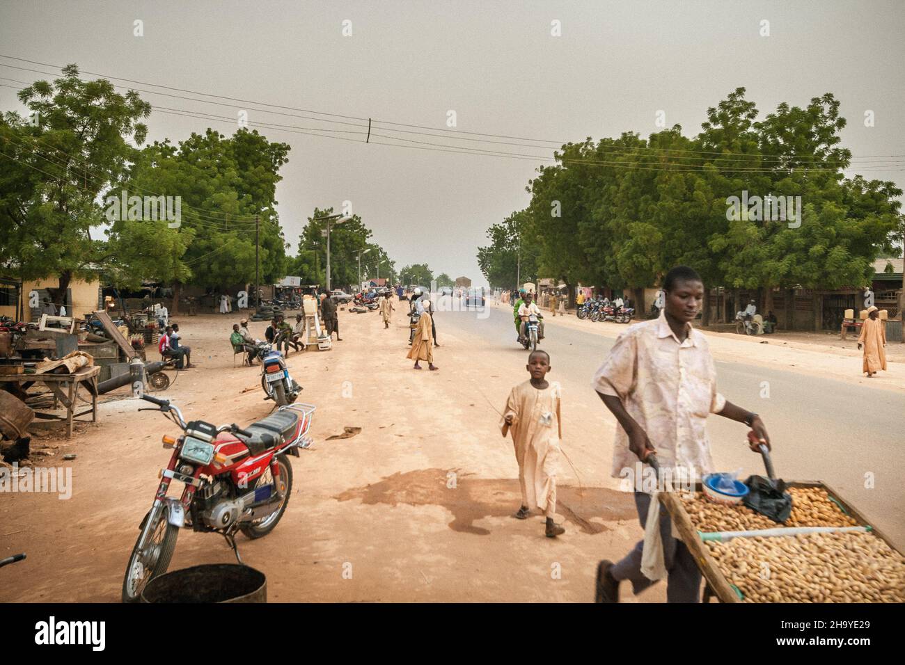 Nord-Nigeria, hier ist ein Blick auf die Hauptstraße, die durch die kleine Stadt Bajoga im Bundesstaat Gombe in Nigeria führt Stockfoto