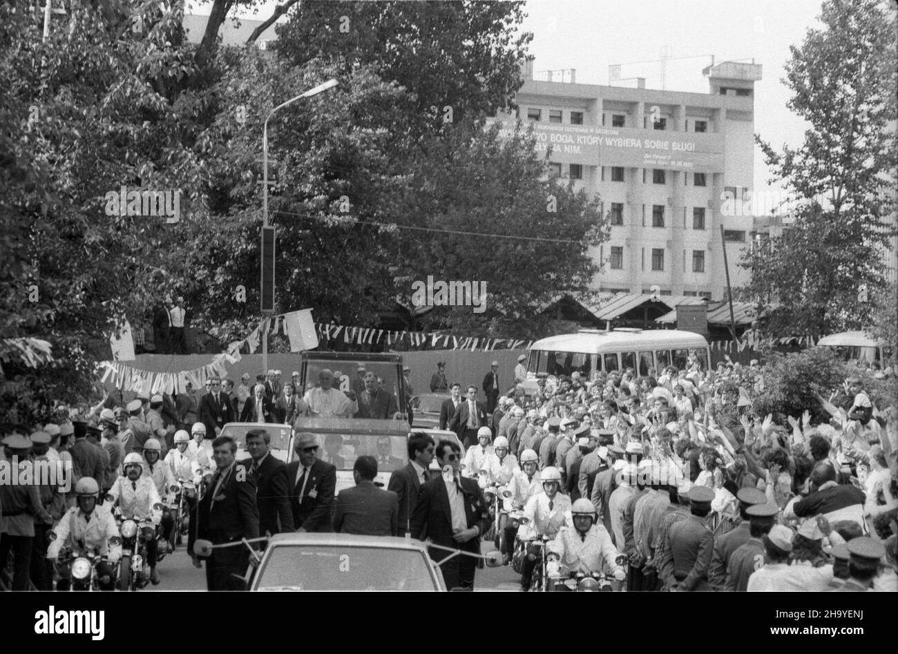 Stettin, 1987-06-11. III pielgrzymka Ojca Œwiêtego Jana Paw³a II do Polski. Przejazd Papier¿a i arcybiskupa Kazimierza Majdañskiego ulicami miasta. ppr PAP/CAF/Jerzy Undro Stettin, 11. Juni 1987. Die Pilgerreise von Papst Johannes II. Nach Polen im Jahr 3rd. Ein Auto mit dem Papst und Erzbischof Kazimierz Majdanski auf der Straße der Stadt. ppr PAP/CAF/Adam Hawalej Stockfoto