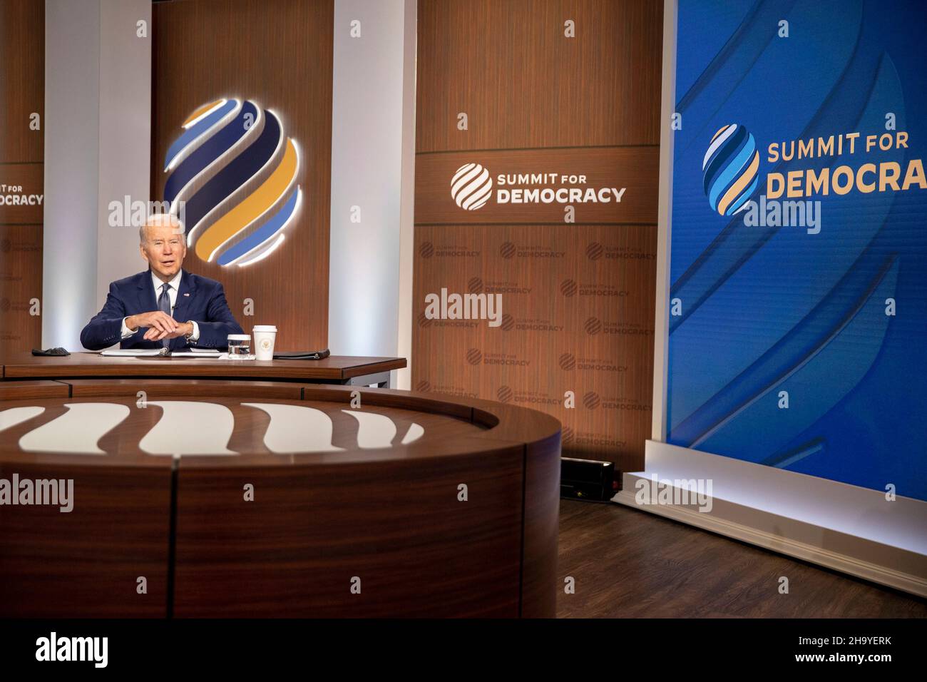 Präsident Joe Biden hält am Donnerstag, den 9 2021. Dezember, beim virtuellen Gipfel für Demokratie im South Court Auditorium im Weißen Haus in Washington, DC, eine Rede. Kredit: Tasos Katopodis/Pool via CNP Stockfoto