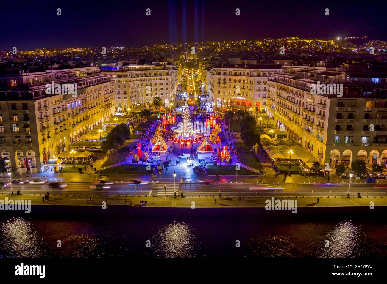 Luftaufnahme des Aristotelous-Platzes in Thessaloniki, Griechenland, der zu Weihnachten geschmückt wurde Stockfoto