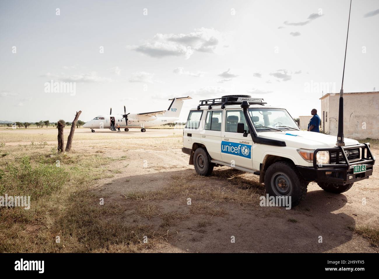 Humanitäre Fahrzeuge im Tschad: Propellerflugzeuge und 4x4-Fahrzeuge für die Hilfe in Zentralafrika Stockfoto