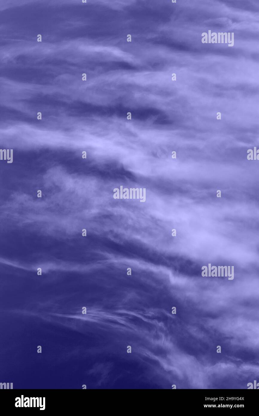 Violetter Himmel mit weichen Federwolken. Sehr peri Farbe, abstrakter Hintergrund. Farbe des Jahres 2022 Stockfoto