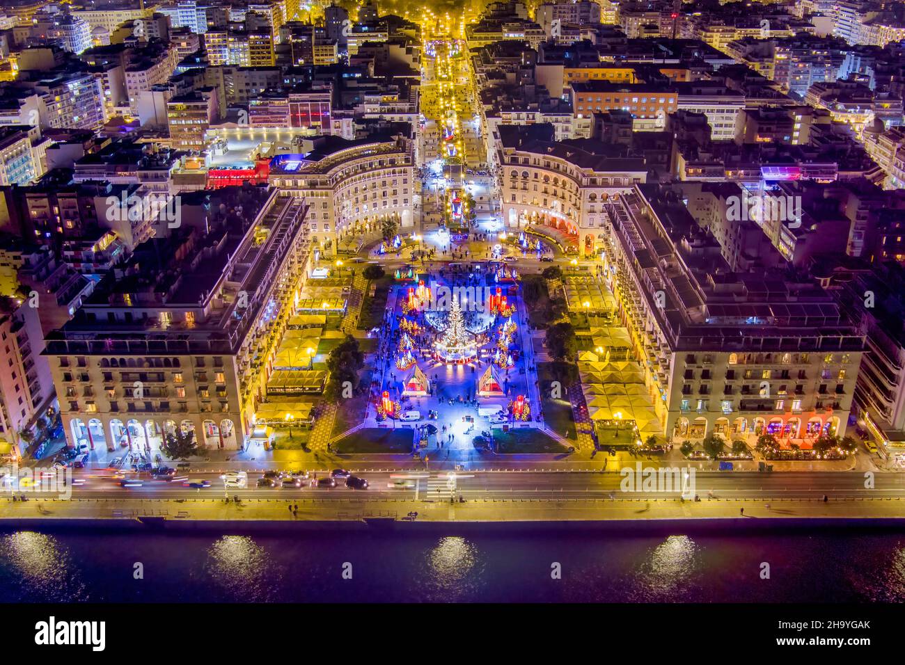 Luftaufnahme des Aristotelous-Platzes in Thessaloniki, Griechenland, der zu Weihnachten geschmückt wurde Stockfoto