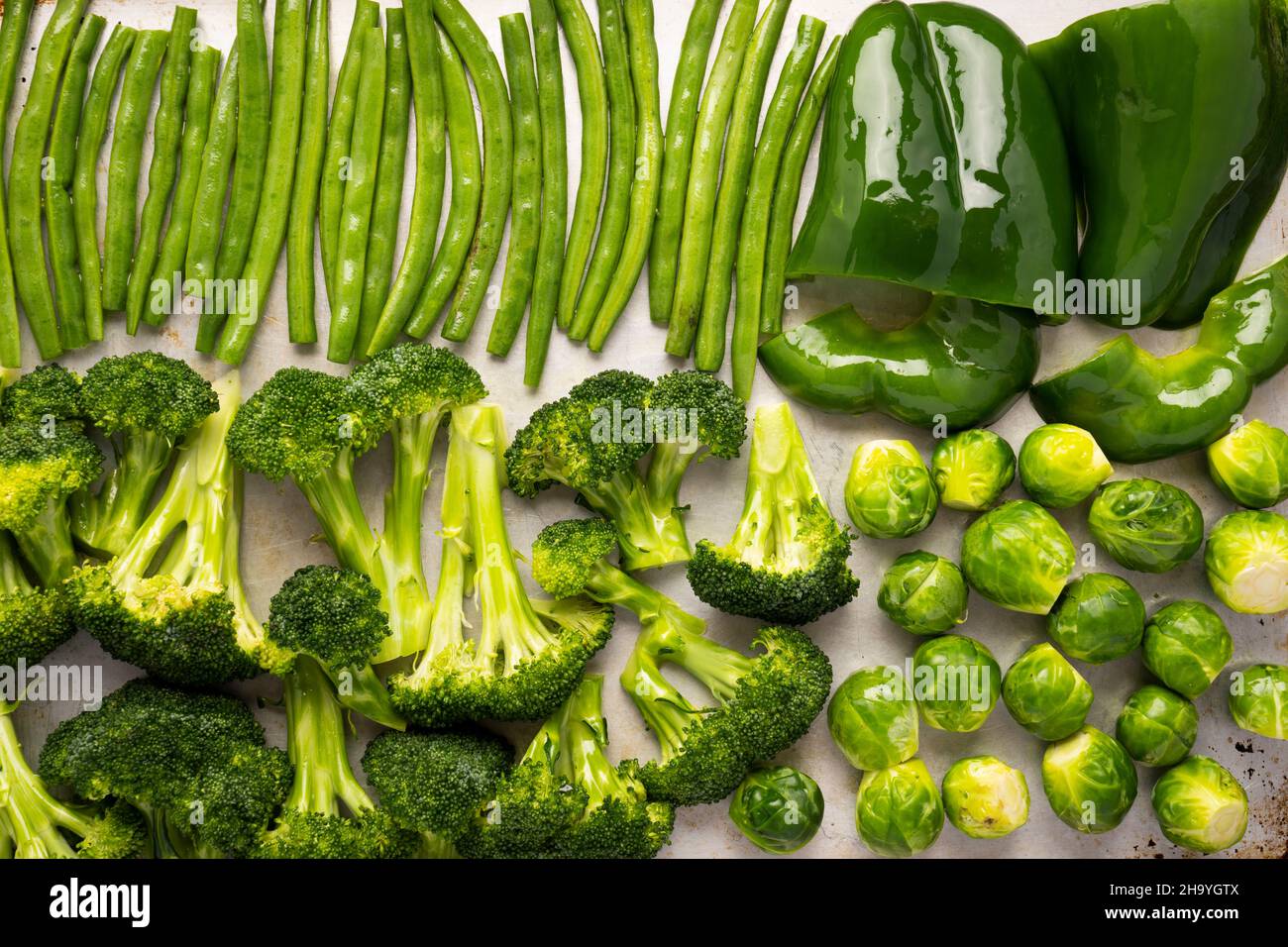 Sortierte grüne Gemüse in einer Backform, fertig zum Kochen, von oben Stockfoto