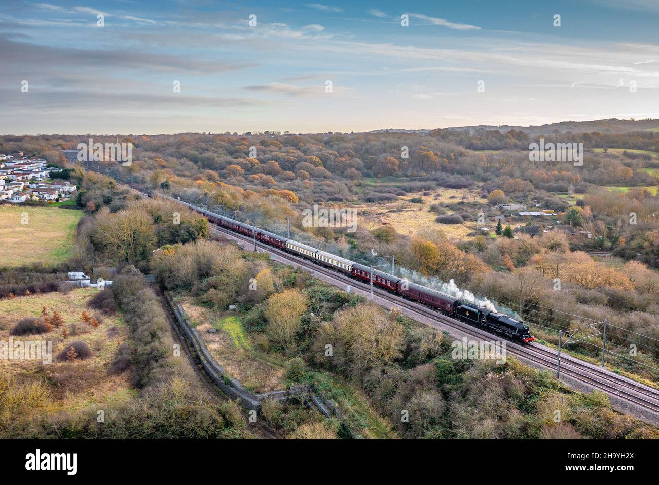 Dunton, Essex, Großbritannien. 9th. Dezember 2021. Die Black Five 44871 Dampfeisenbahn fährt durch Essex, nachdem sie ihre Reise von Southend East nach Oxford für ihren Weihnachtsmarkt & Weihnachtslieder-Service begonnen hat. Kredit: Ben Rector/Alamy Live Nachrichten Stockfoto