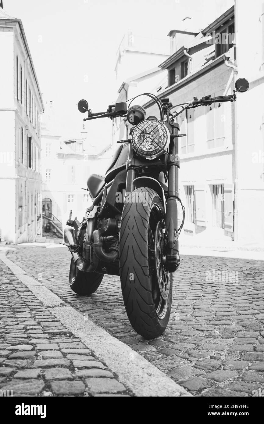 Tiefwinkelansicht eines Motorrads in der Altstadt von Neuchatel, Schweiz Stockfoto
