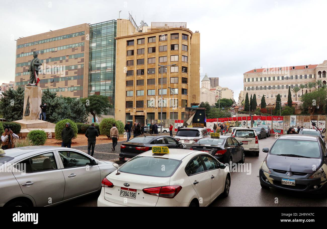 Taxifahrer protestieren am 9 2021. Dezember in Beirut, Libanon, gegen eine Erhöhung der Kraftstoffpreise. Laut dem Bericht der vergangenen Woche vom 7. Dezember 2021 kosteten 20 Liter Benzin mit 95 Oktan 302,000 libanesische Pfund, 20 Liter Benzin mit 98 Oktan 312,000 LP, 20 Liter Diesel mit 300,200 LP und 20 Liter Gas mit 265,500 LP. Von der Vorwoche fallen die Preise leicht, von etwa 12,400 libanesischen Pfund. In den letzten Monaten sind die Kraftstoffpreise im Libanon dramatisch gestiegen: Am 9. Juni wurden 2021 20 Liter Benzin mit 95 Oktan für 41,800 libanesische Pfund verkauft. (Foto von Elisa Gestri/ Sipa USA) Stockfoto